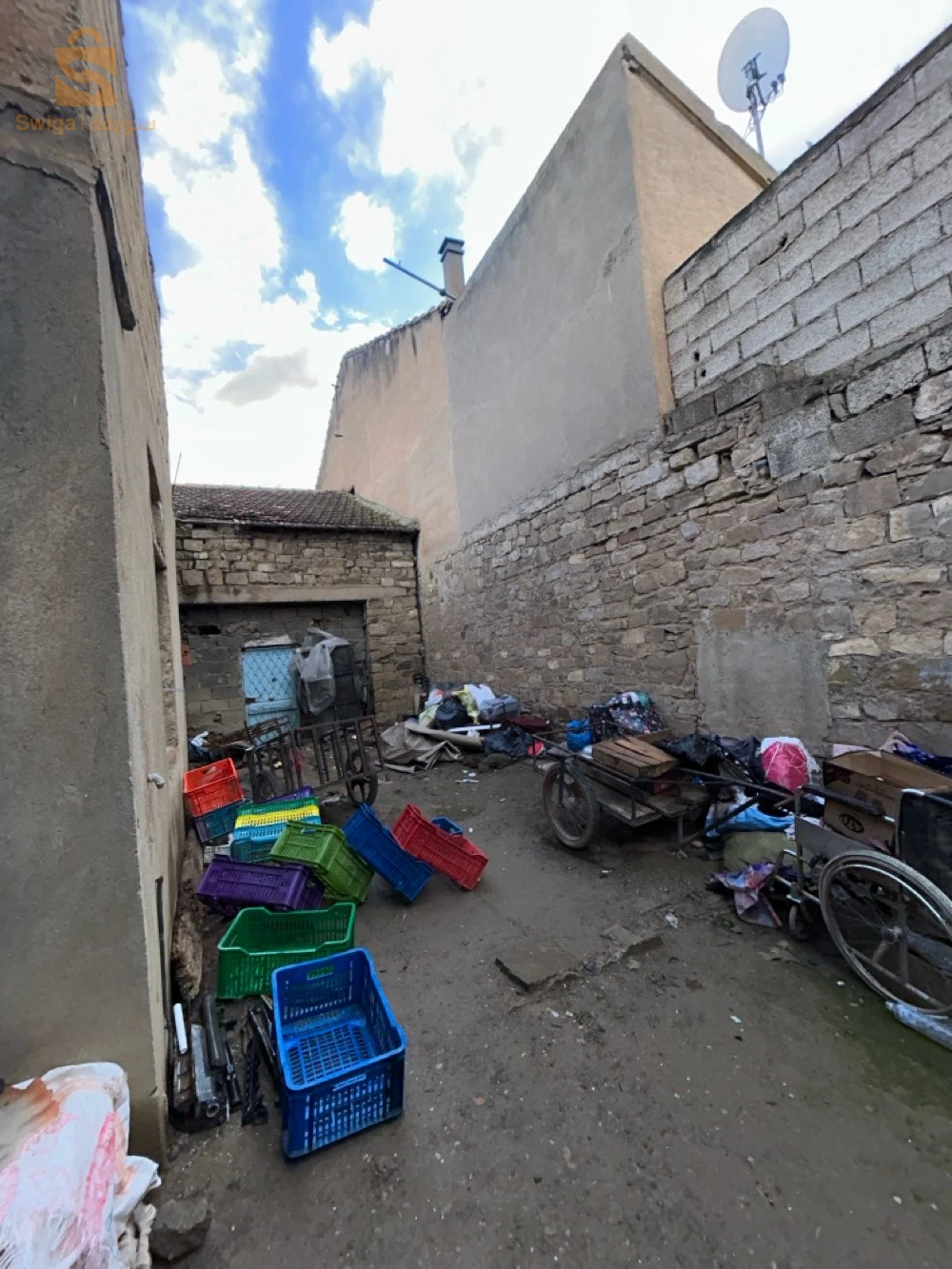 قطعة ارض بمساحة 193م2
المحل تجاري مساحة 54م2
ممر بمساحة 96م2