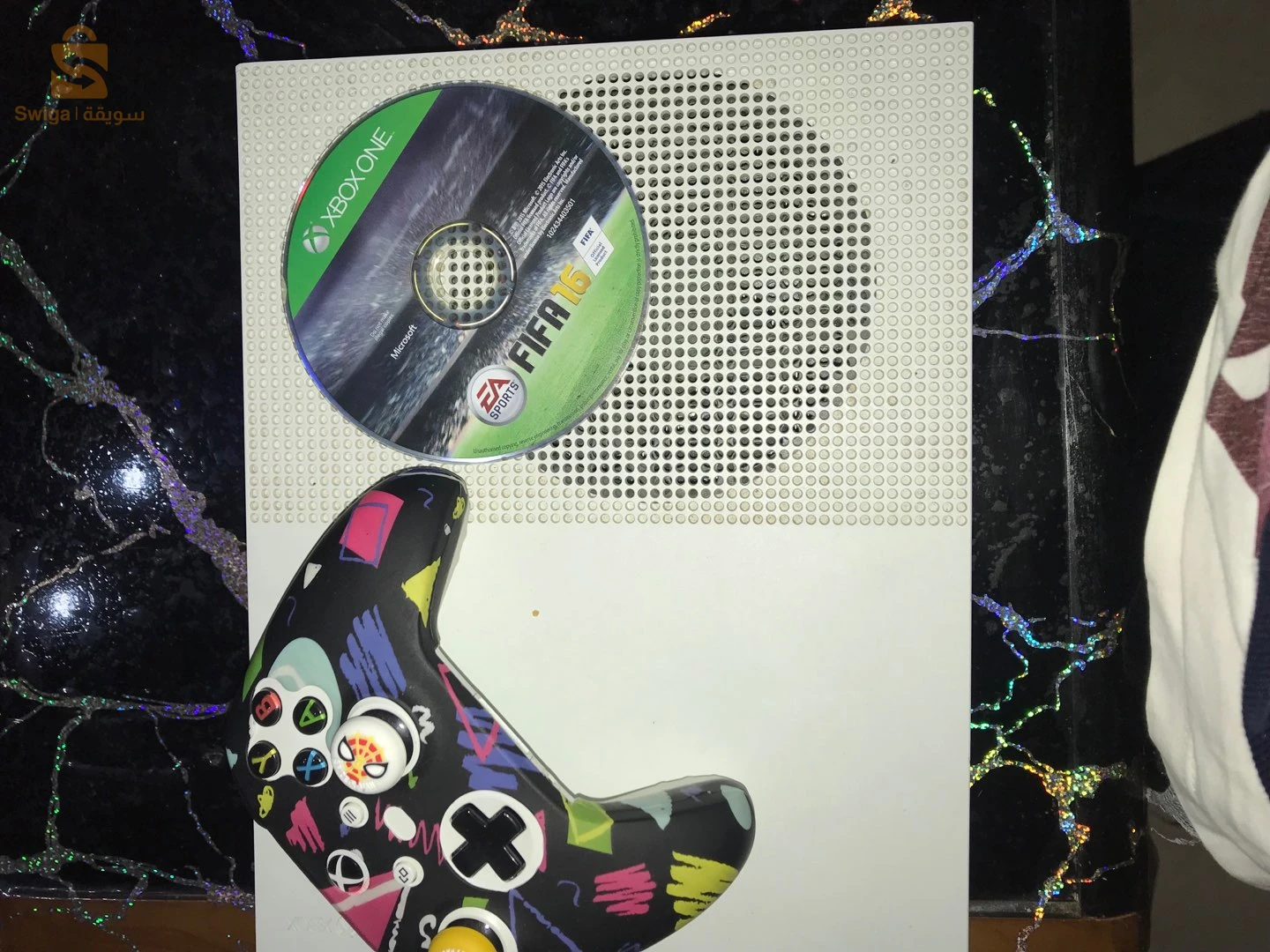 xbox ones جديد هابط من فرنسا معاه مناط اروجيانال تاعها جديدا معاها شاحن بطريات مناط وسيدي فيفا 16 جديد وكابل تعاوها كل جدد حالة تعاها جديدة تاع كسيبة ومحمل فيها فورزا 5وgta 5وبعض من العاب دير قيم باس ولنترنات وتمتع .