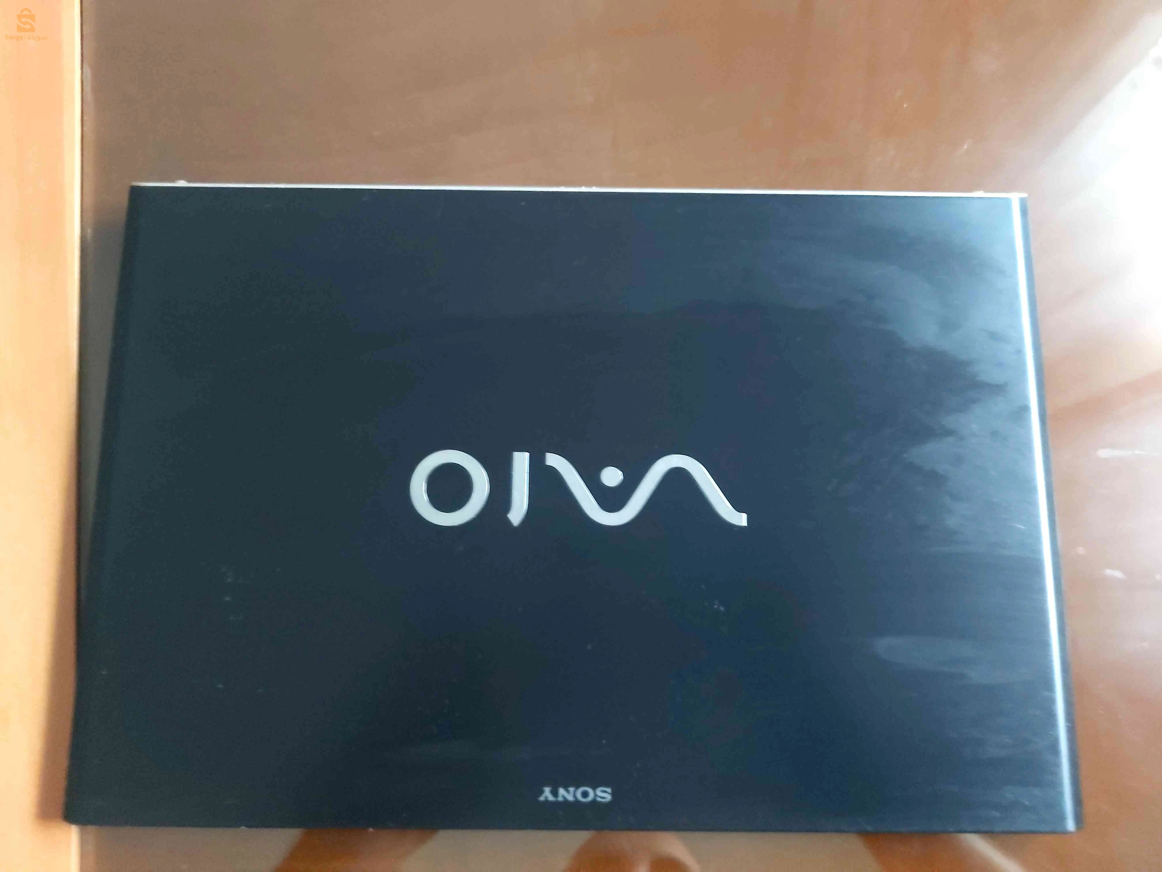 حاسوب محمول من نوع sony موديل vaio مع شاشة جيد للاستعمال اليومي مع لوحة مفاتيح مضيئة