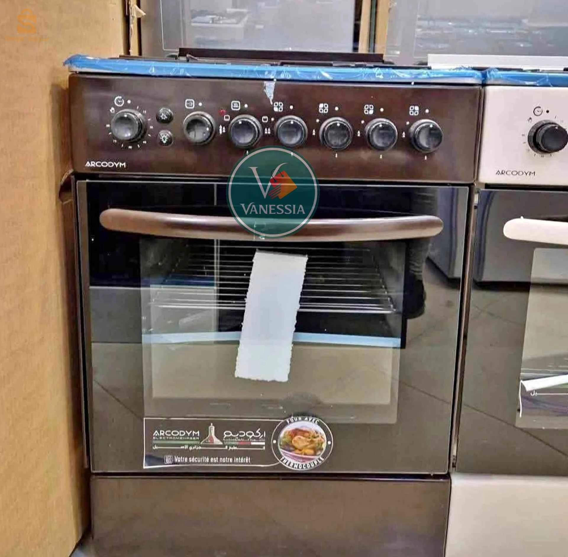 une cuisinière du marque arcodym simple avec trois couleurs (blanc, beige,marron)