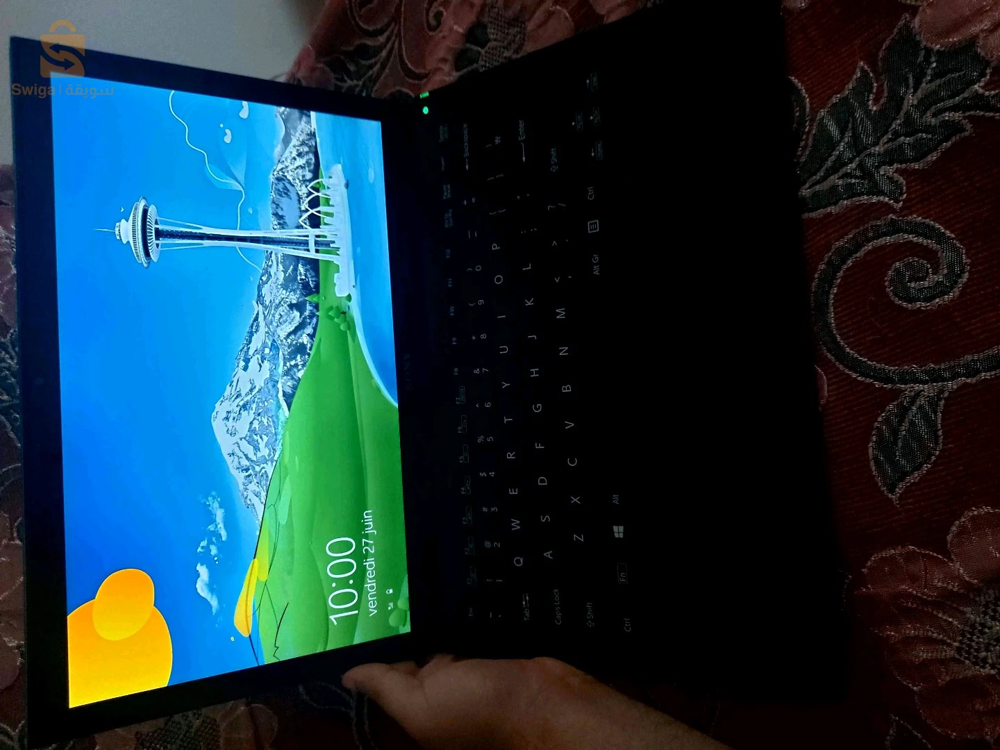 حاسوب محمول من نوع sony موديل vaio مع شاشة جيد للاستعمال اليومي مع لوحة مفاتيح مضيئة