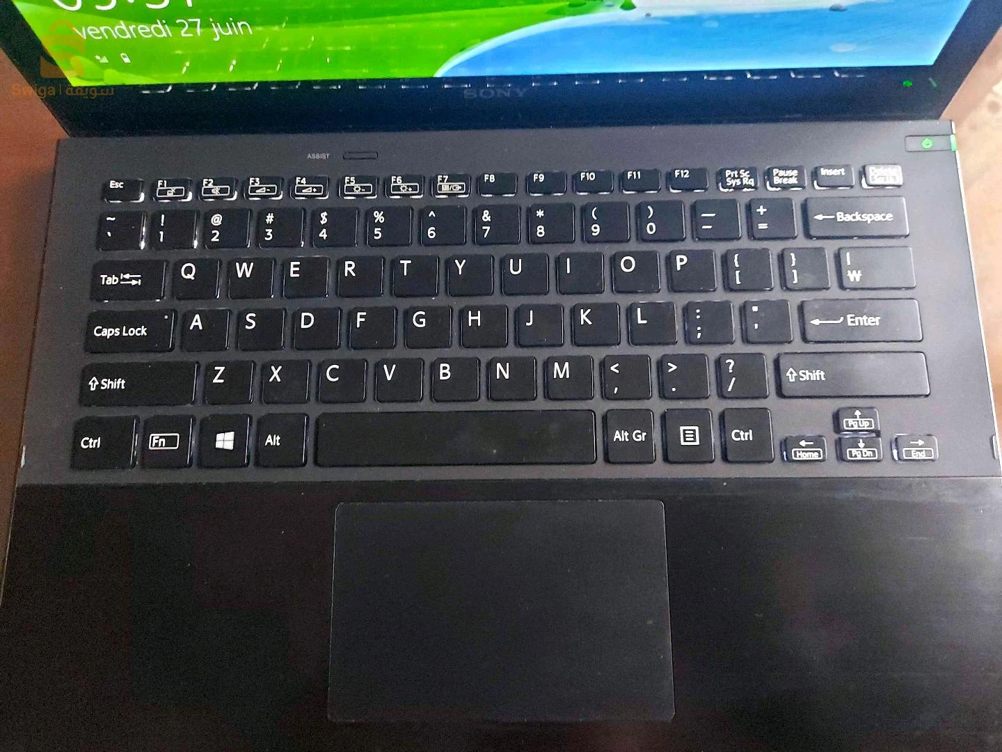 حاسوب محمول من نوع sony موديل vaio مع شاشة جيد للاستعمال اليومي مع لوحة مفاتيح مضيئة
