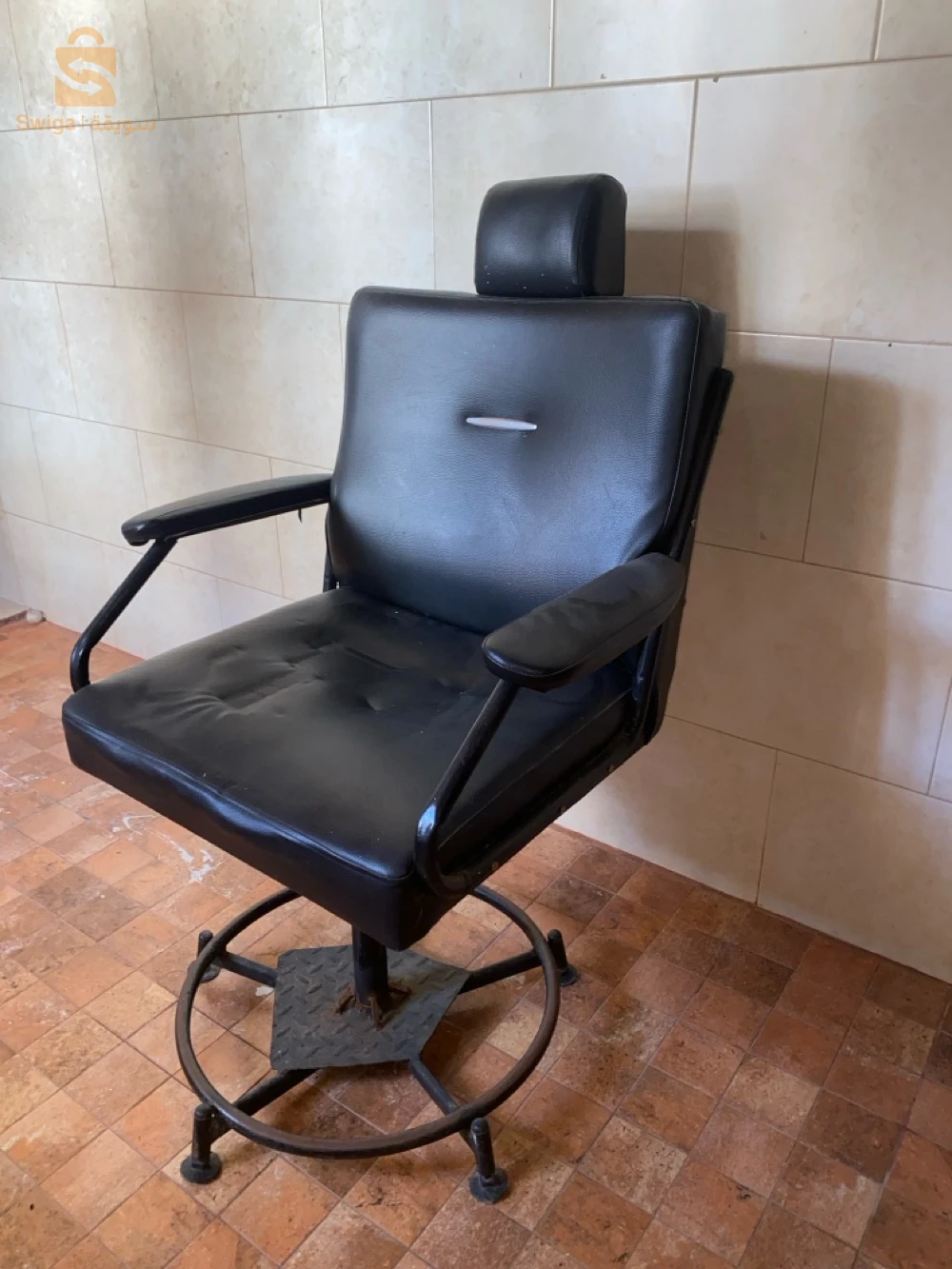 2 fauteuils de coiffure– Solides et stables– Réglables en hauteur– Confortables– Idéals pour salon de coiffure