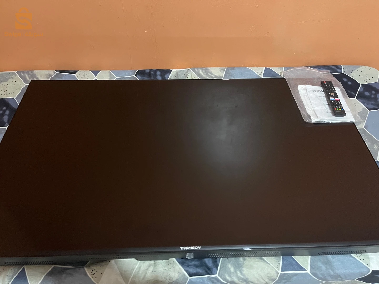 thomson google  58 bos تلفاز تومسون ذكي 58 بوص وطاولة يمكن تعليق التلفاز عليها