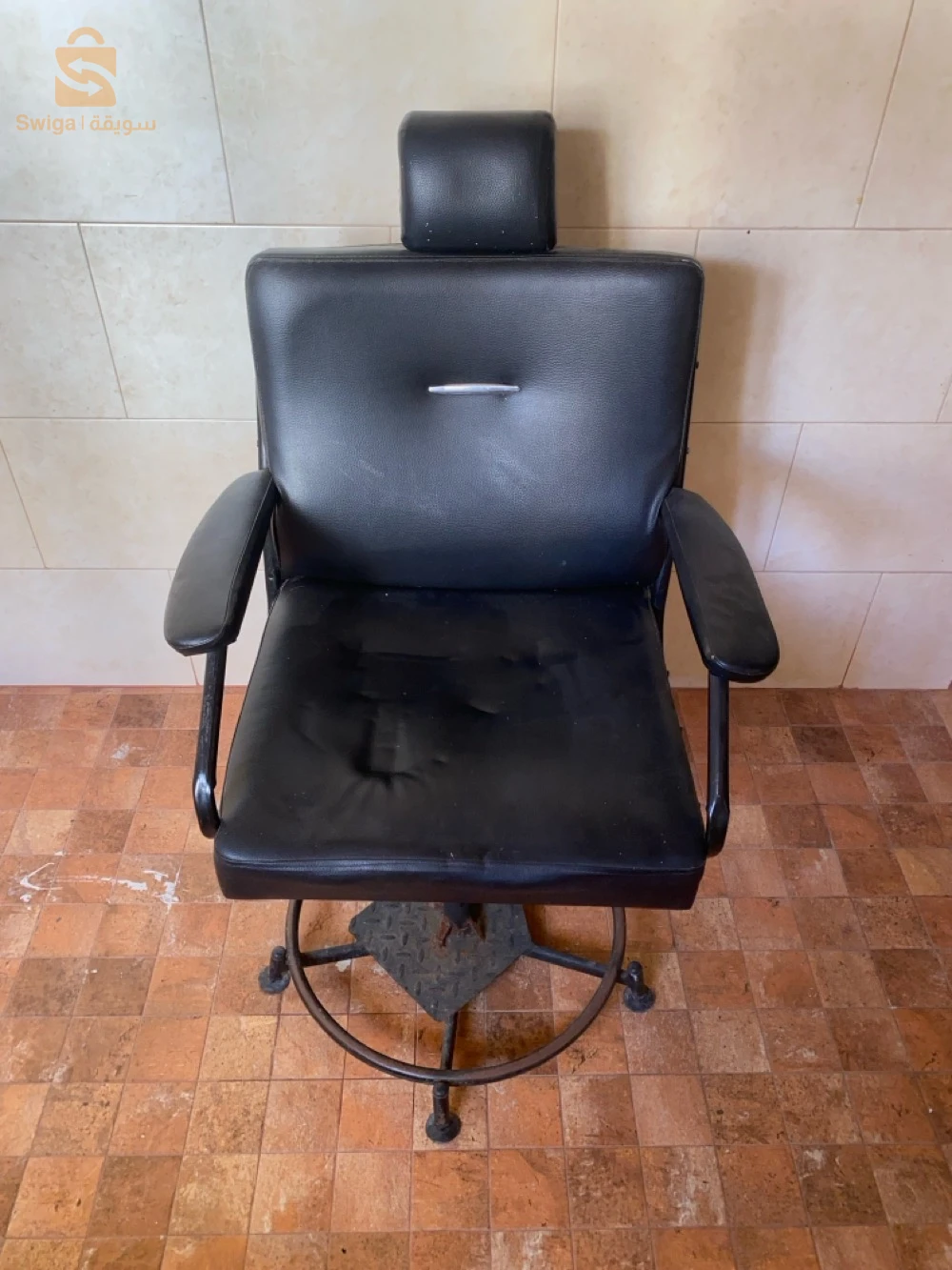 2 fauteuils de coiffure– Solides et stables– Réglables en hauteur– Confortables– Idéals pour salon de coiffure