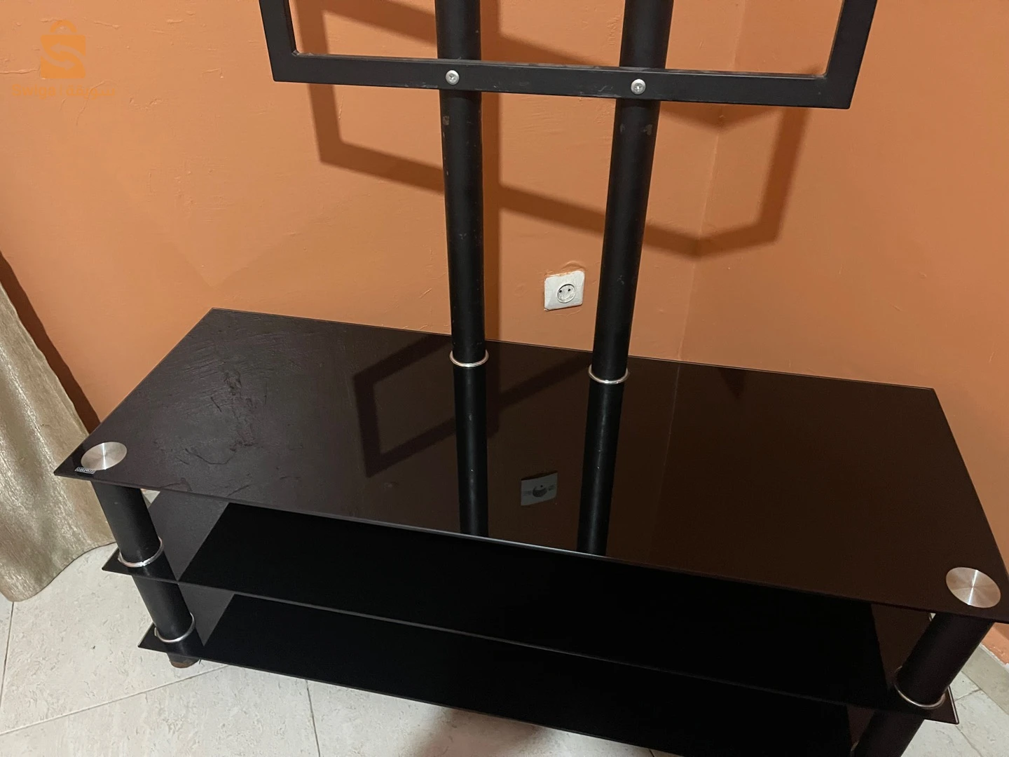 thomson google  58 bos تلفاز تومسون ذكي 58 بوص وطاولة يمكن تعليق التلفاز عليها