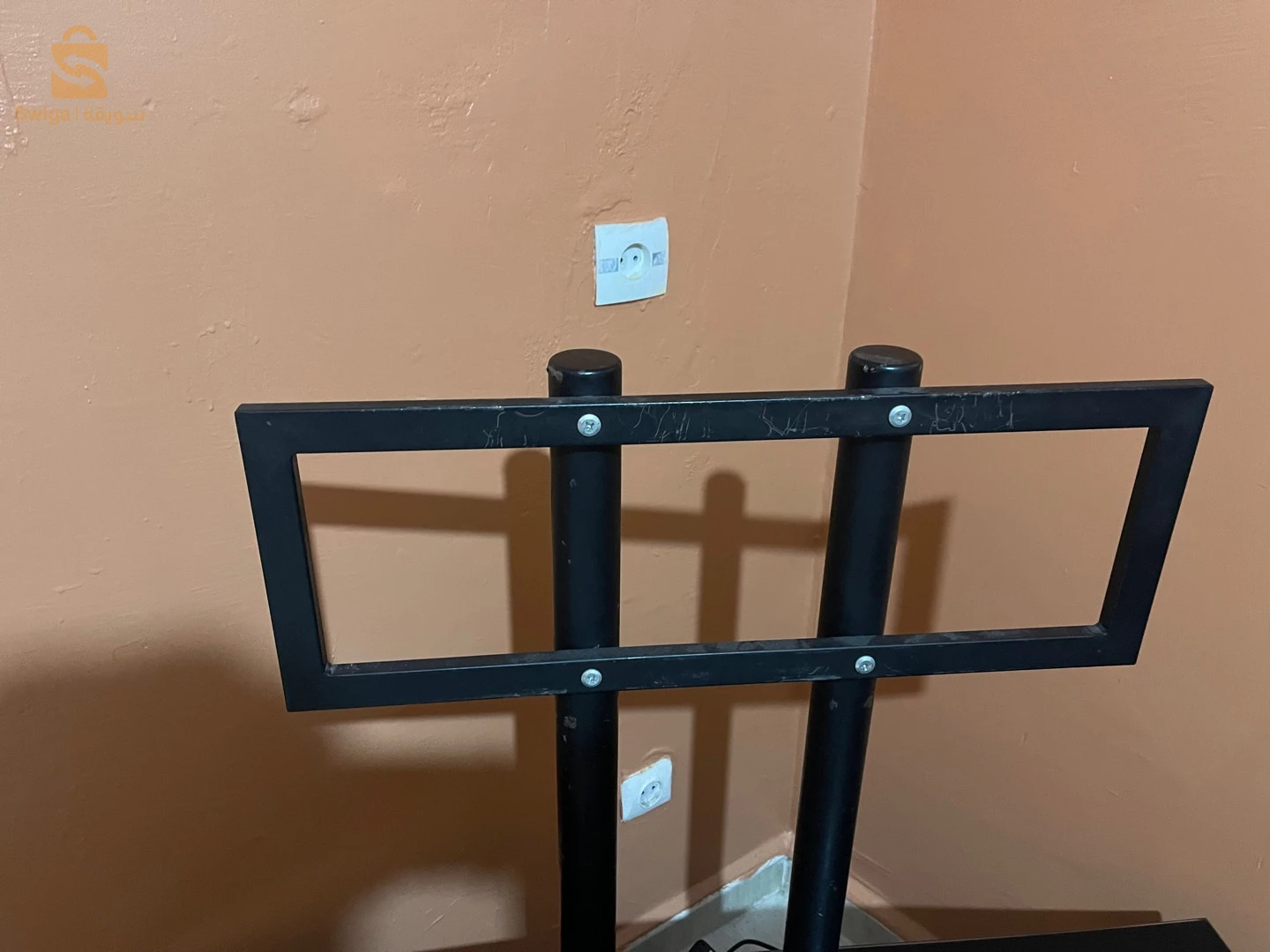 thomson google  58 bos تلفاز تومسون ذكي 58 بوص وطاولة يمكن تعليق التلفاز عليها