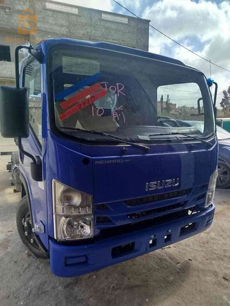 Isuzu npr71 bleu
