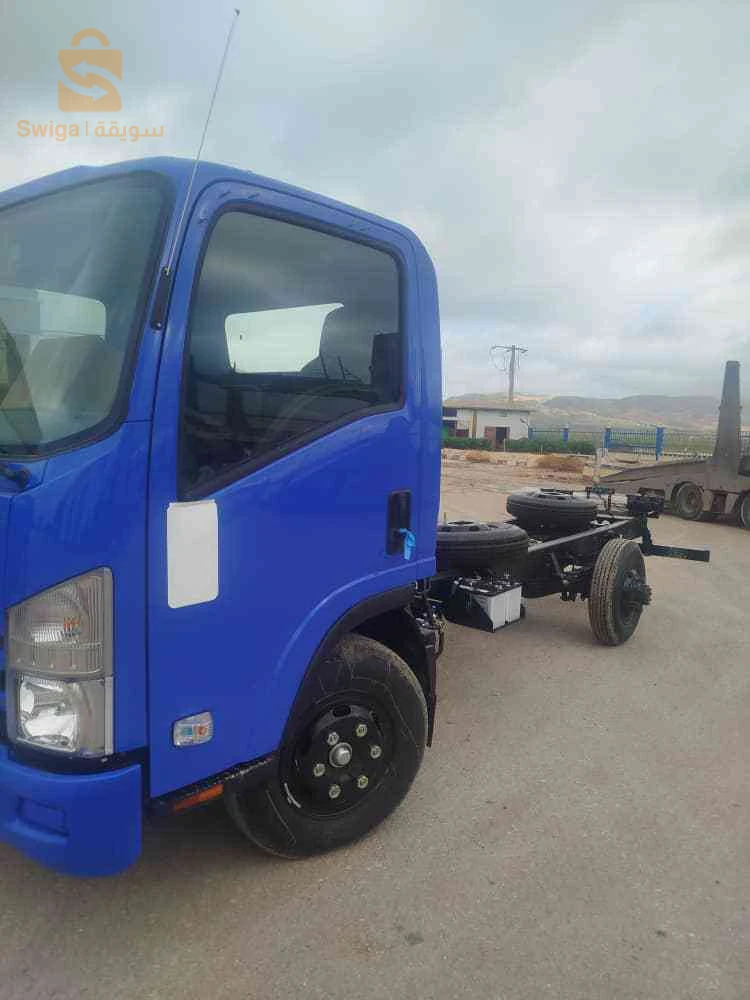 Isuzu npr71 bleu