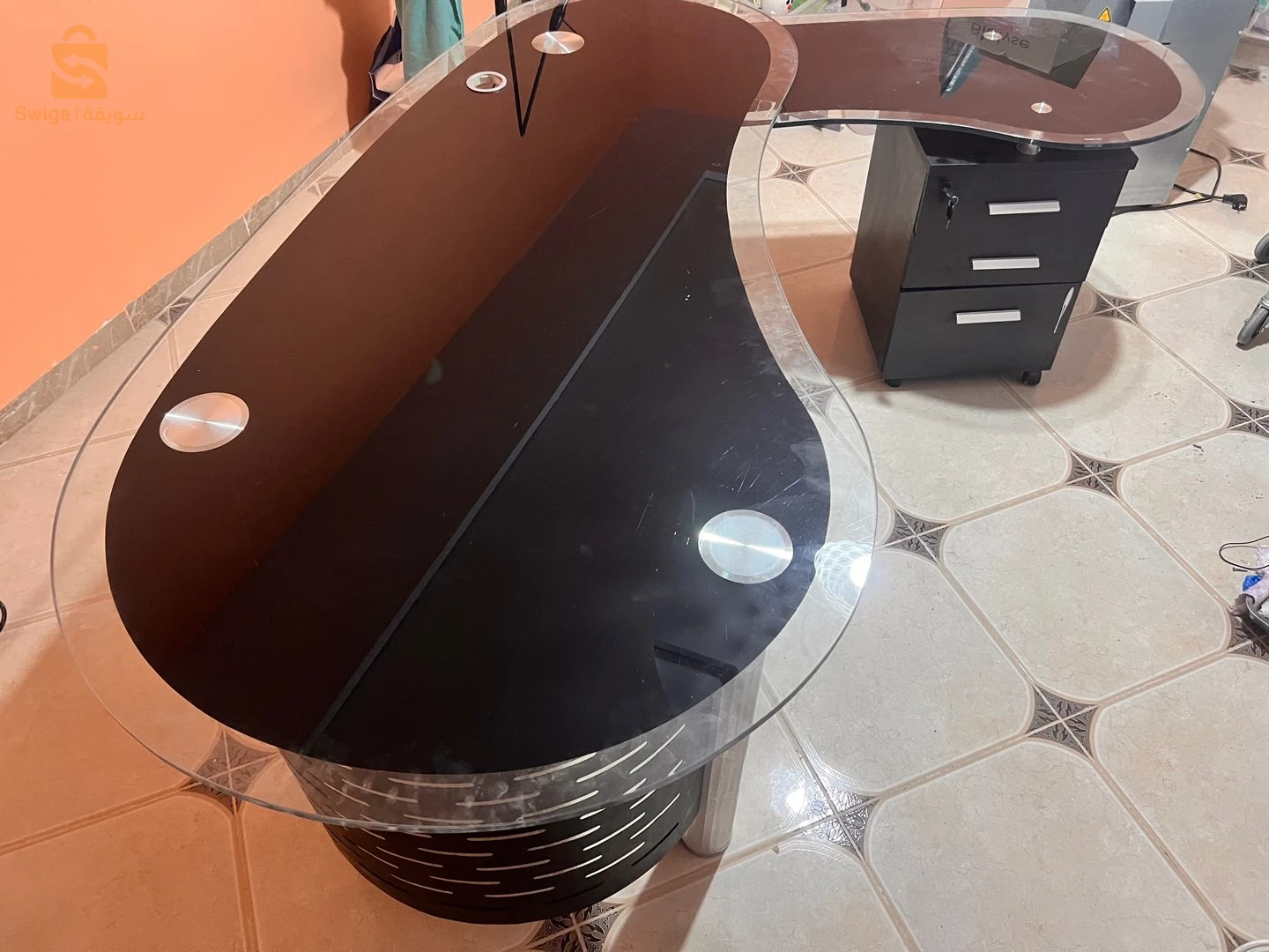 مكتب مدير عصري (Bureau de direction) زجاجي بتصميم راقي