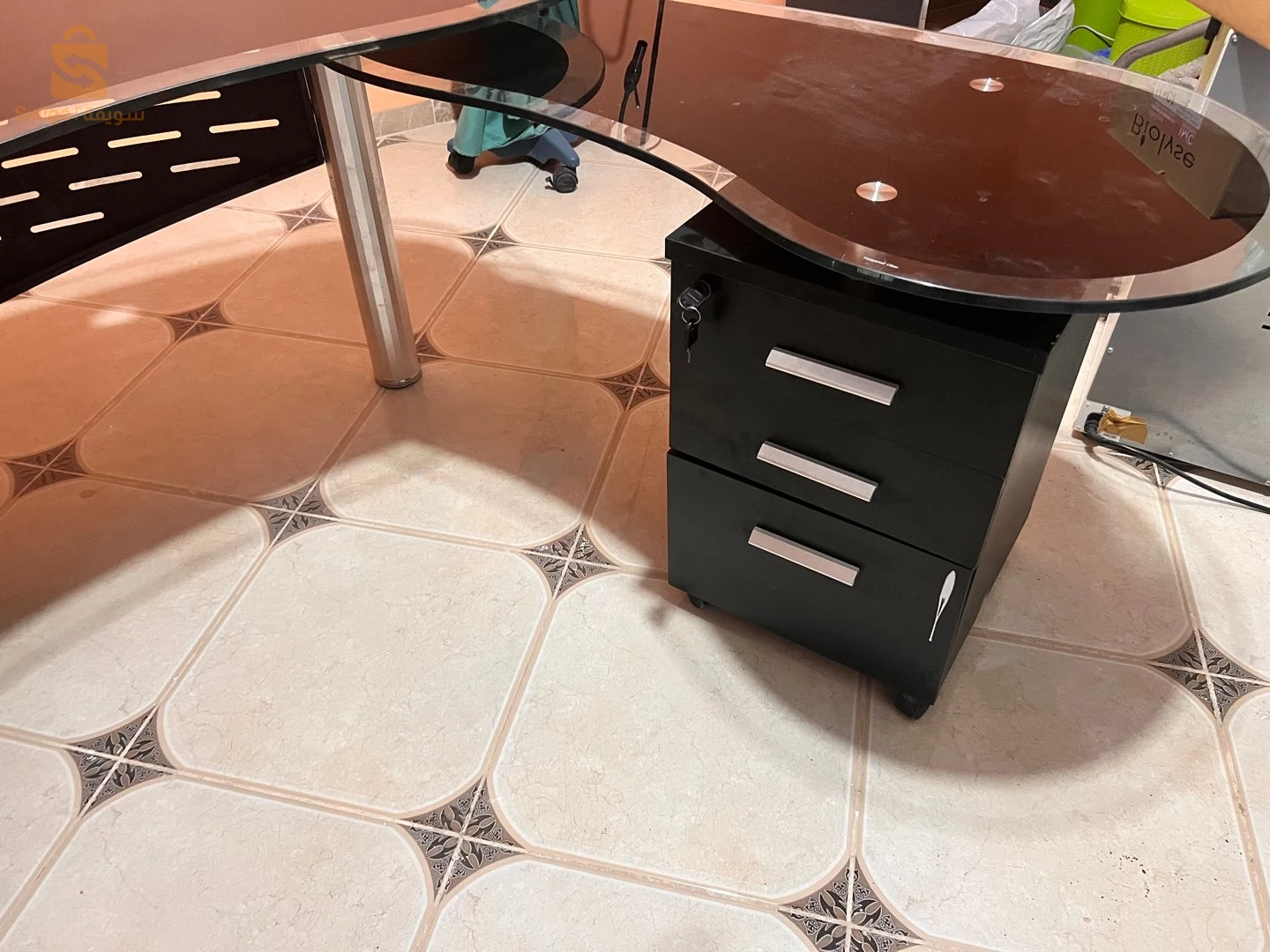 مكتب مدير عصري (Bureau de direction) زجاجي بتصميم راقي