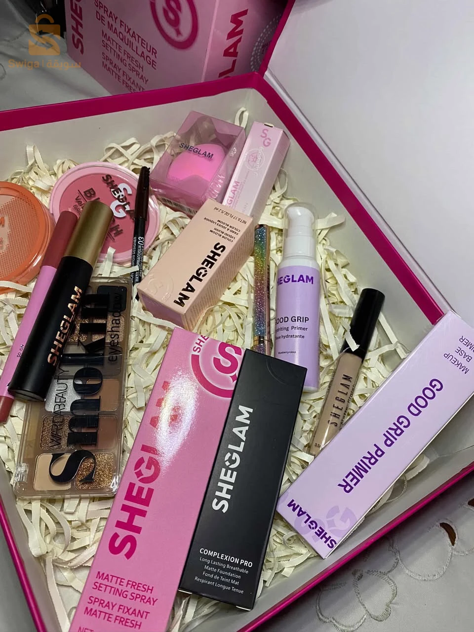 علبة فيها ادوات تجميل للنساء من نوع sheglam