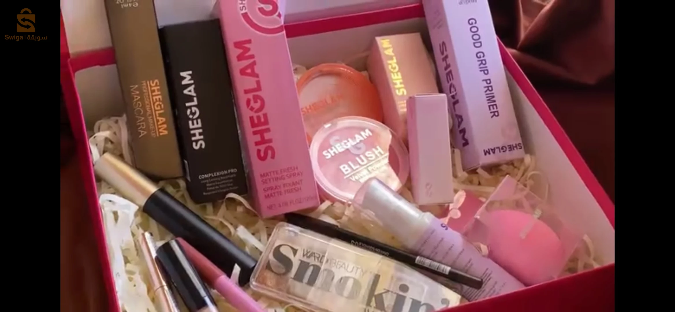 علبة فيها ادوات تجميل للنساء من نوع sheglam