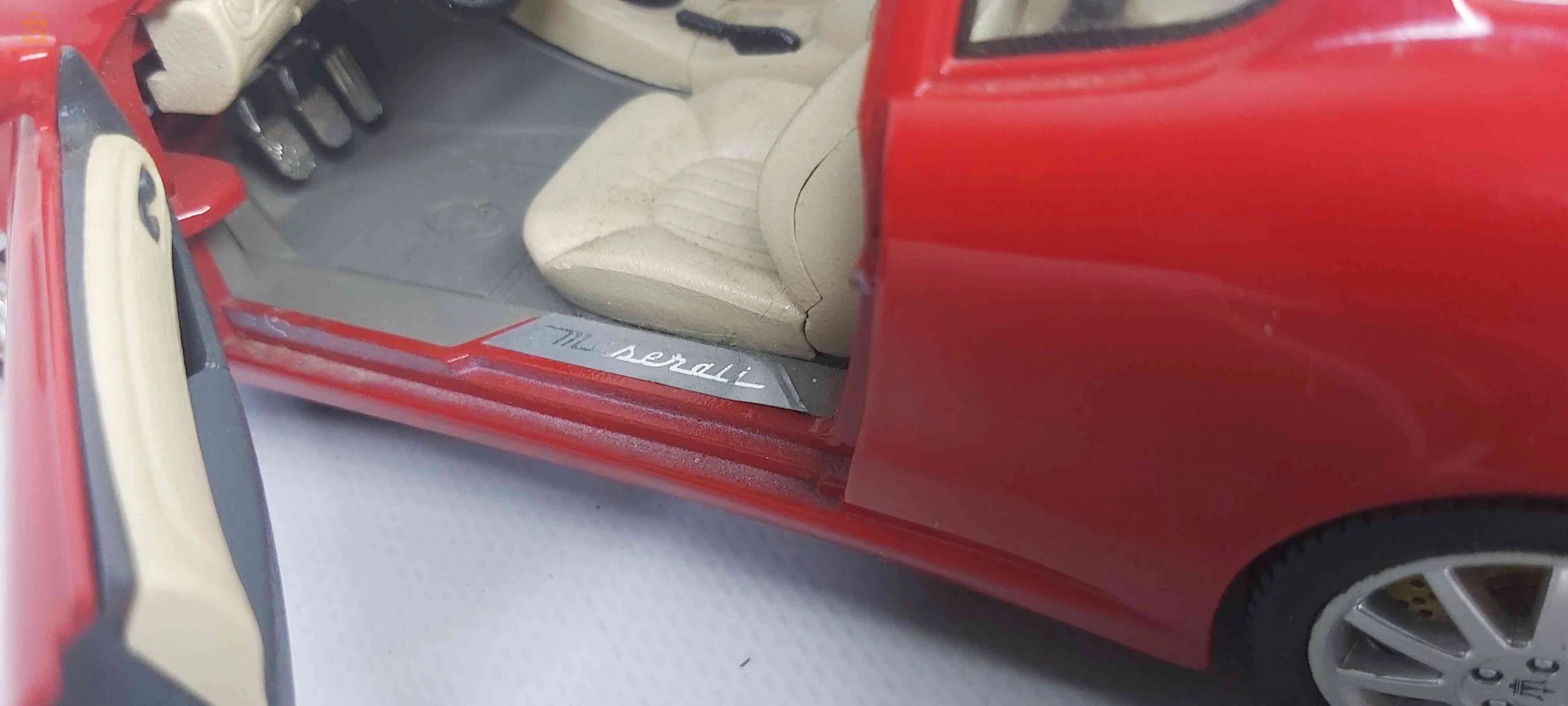 voiture miniature maseratti 3200gt 1/18 burago manque far avant
