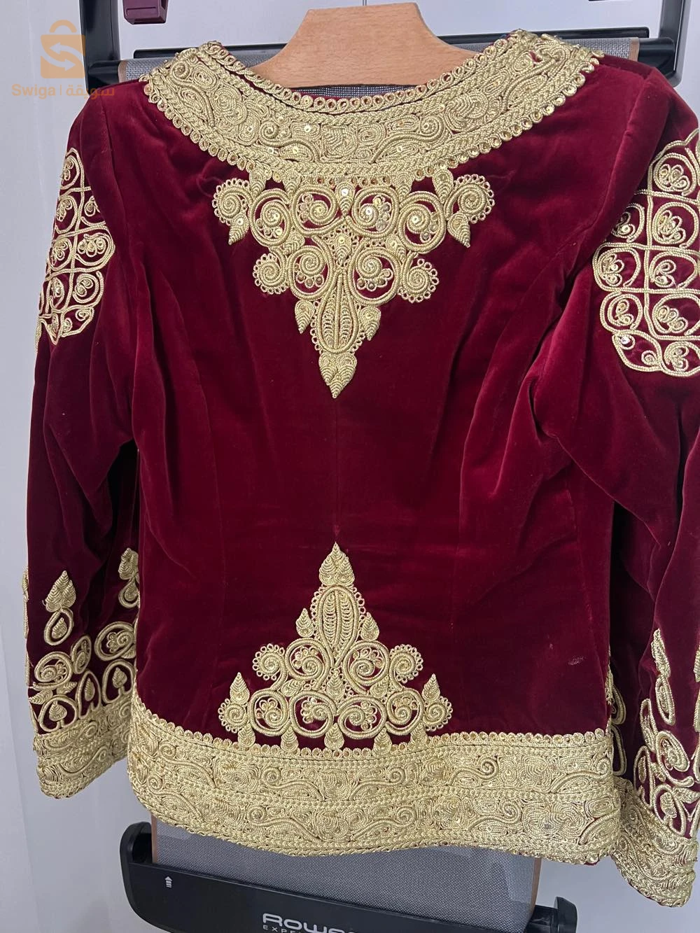 vêtements traditionnels presque neuf