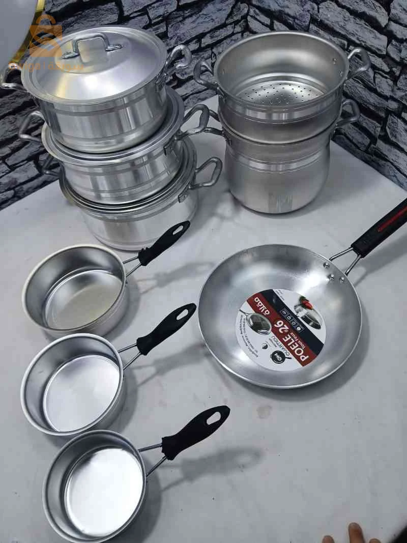 Pack2 Aluminium/3 Marmite / Me9ali 26 /Couscousier/3 Kesarenالوصف مادة الصنع المنيوم مقاوم لصدء يتكون من كسكسيار 6 لتر 3 مرامط 20/22/24 سم حوالي 2/3/5 لتر مقالي  26 سم 3 كصارنمع العلم الcouvert تع الطنجرة يركب فيهم في ثلاثة .
