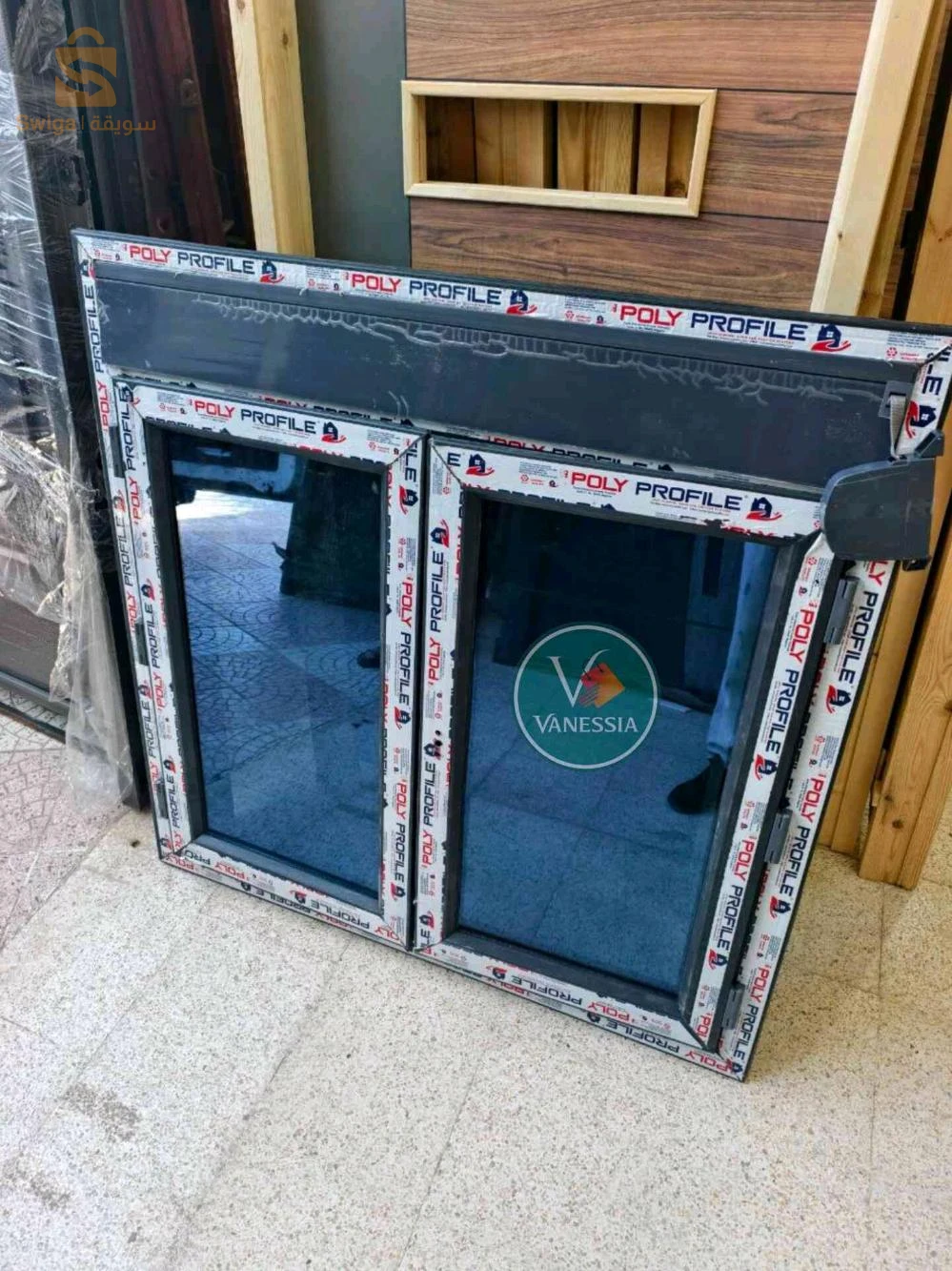 fenêtre pvc avec rideau aluminium couleur gris