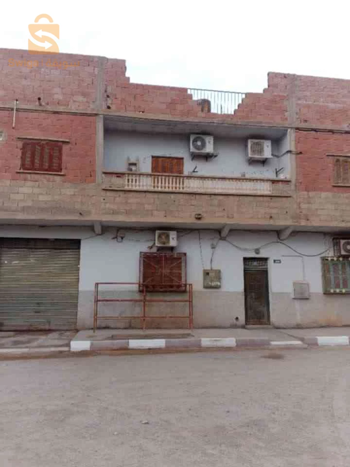 منزل بطابقين وسطح للبيع