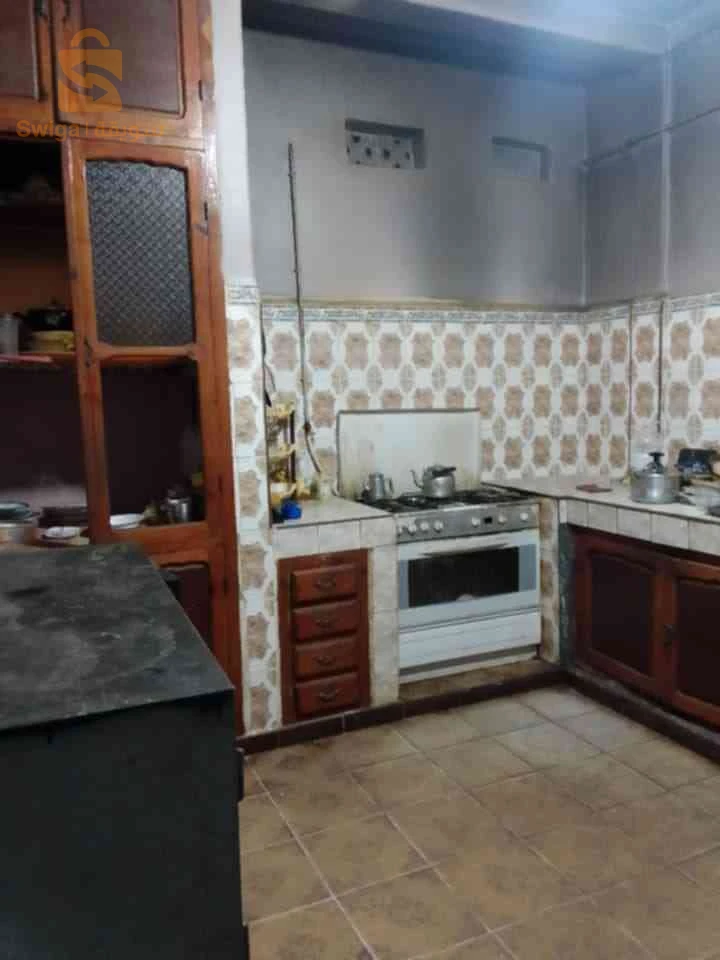 منزل بطابقين وسطح للبيع