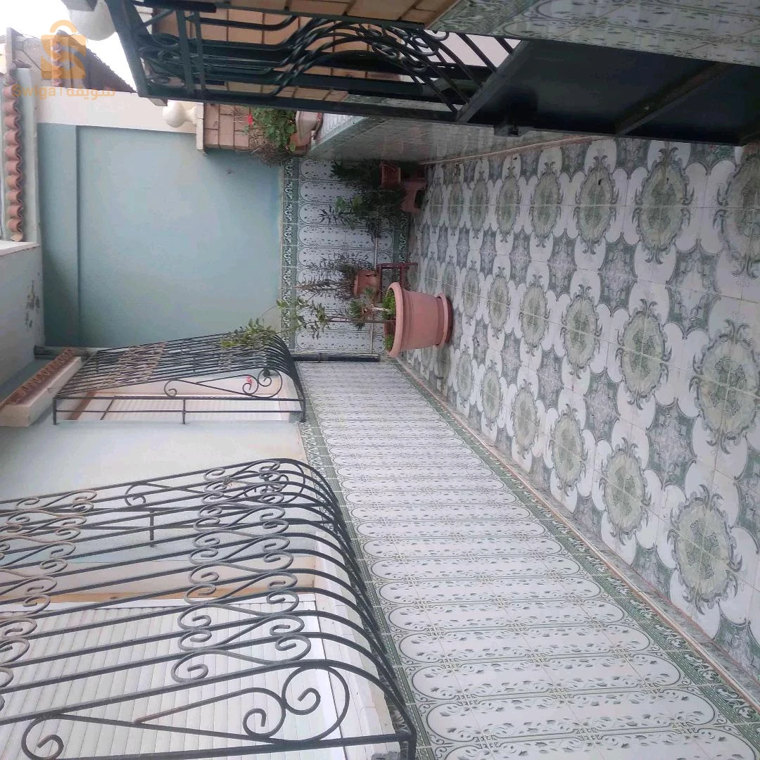 une belle maison r + 1 avec chaudière centrale et climatisation presque à chaque chambre et salon un cartier calme au centre de hassi mamache