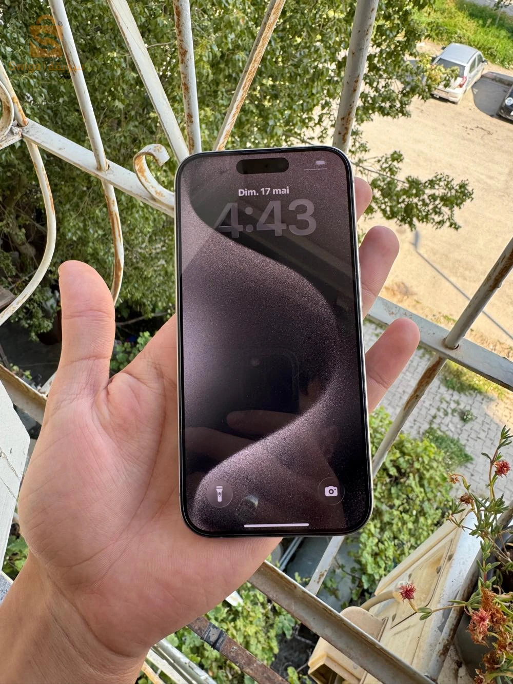 iphone 15 pro avec boîte 
batterie 82
stok 128
produit canadien