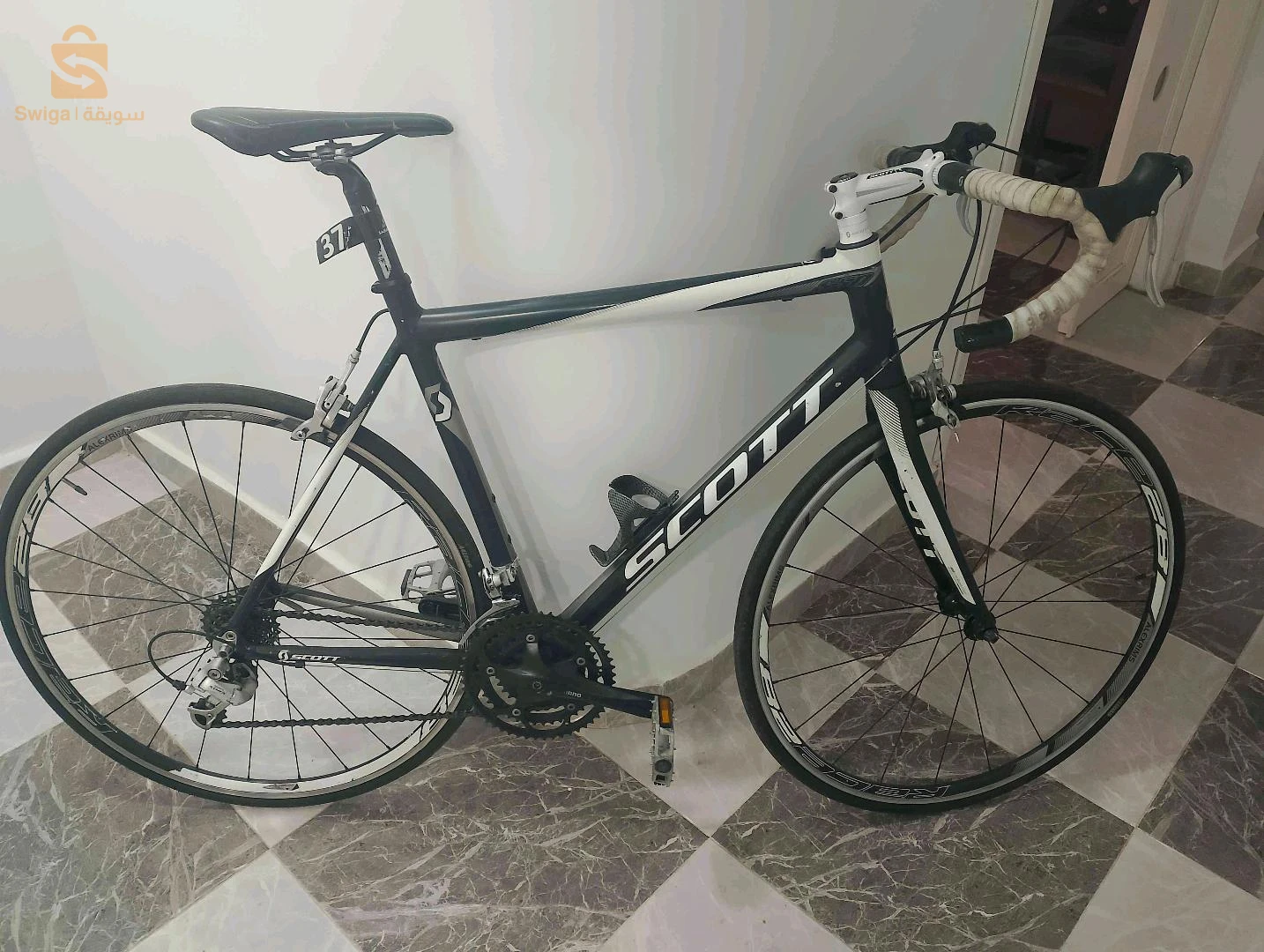 vélo course carbon une marque Scott