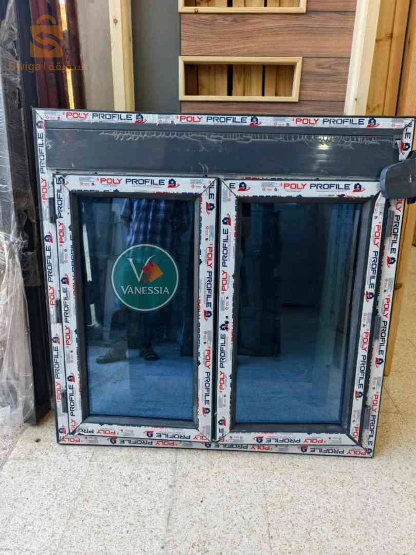 fenêtre pvc avec rideau aluminium couleur gris
