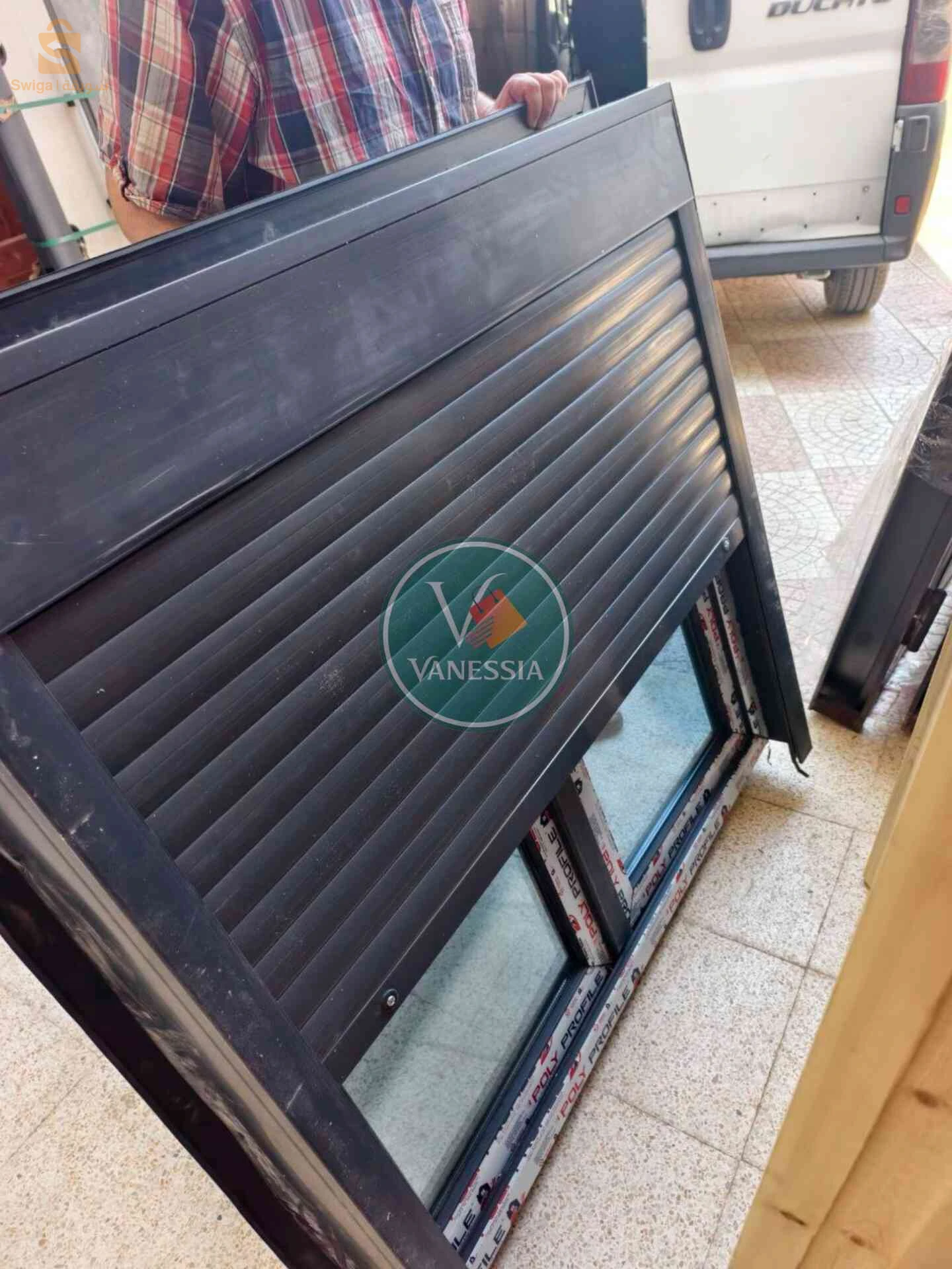 fenêtre pvc avec rideau aluminium couleur gris