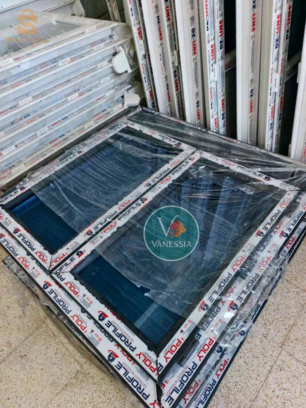 fenêtre pvc avec rideau aluminium couleur gris