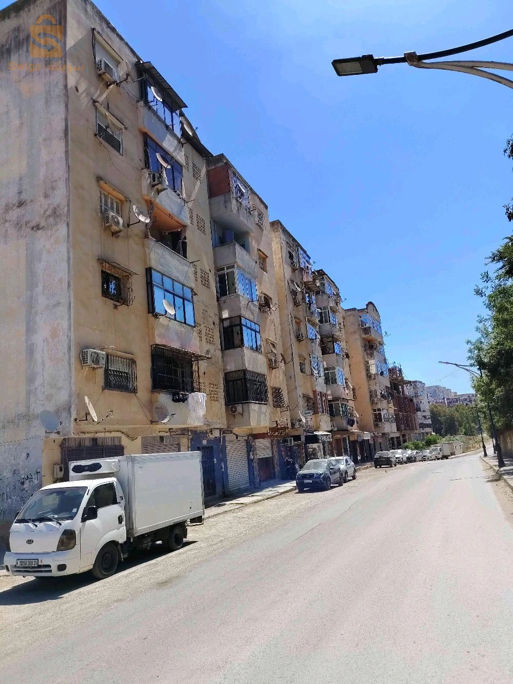 شقة للبيع F 3  مساحة 78 متر الطابق 3 عندها وجهتين مع الطريق الرئيسي واد الوحش عمارة بن كنيو مع جميع الوثائق الملكية دفتر عقاري شهادة المطابقة للاستفسار 0662222428