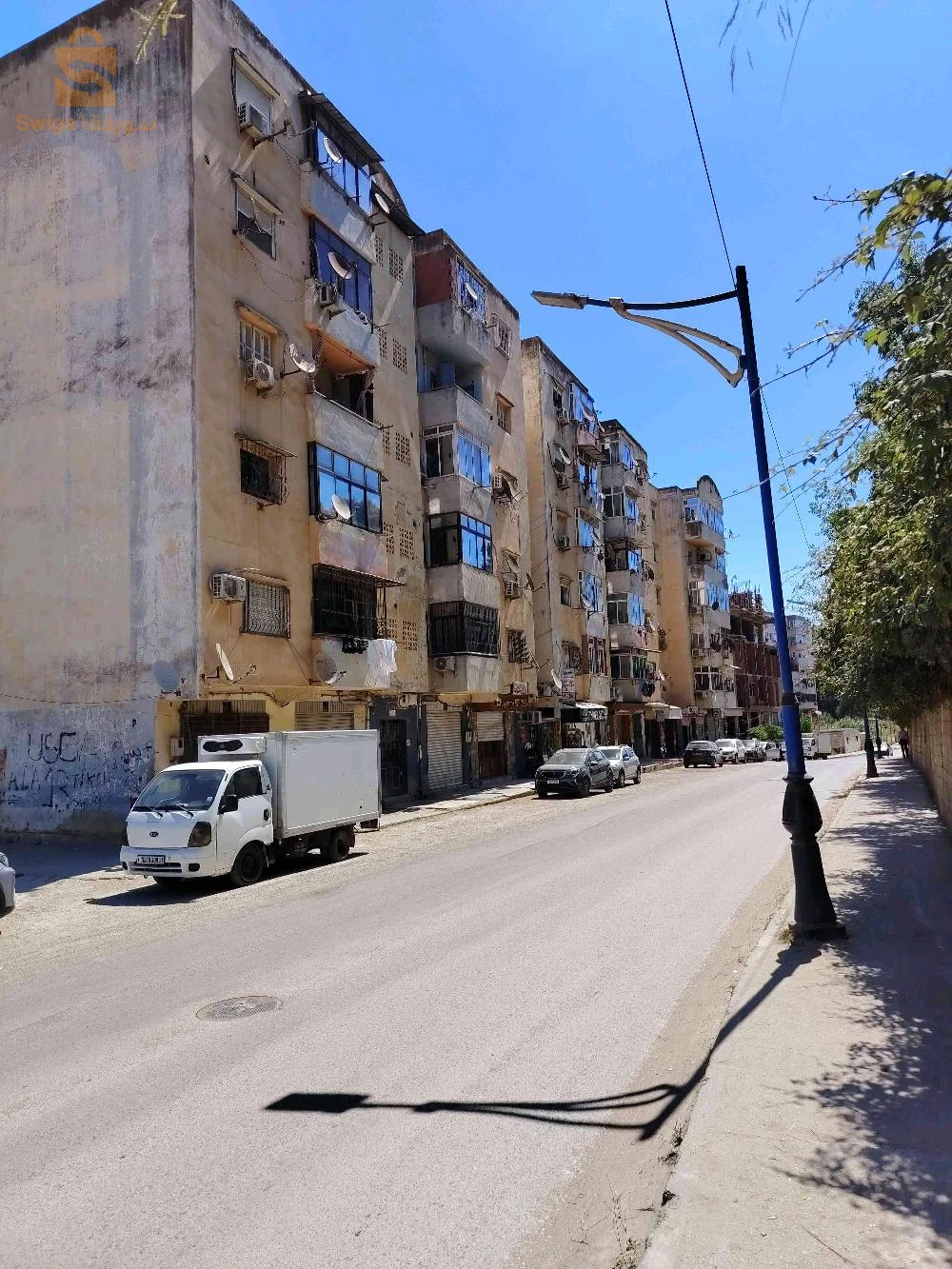 شقة للبيع F 3  مساحة 78 متر الطابق 3 عندها وجهتين مع الطريق الرئيسي واد الوحش عمارة بن كنيو مع جميع الوثائق الملكية دفتر عقاري شهادة المطابقة للاستفسار 0662222428