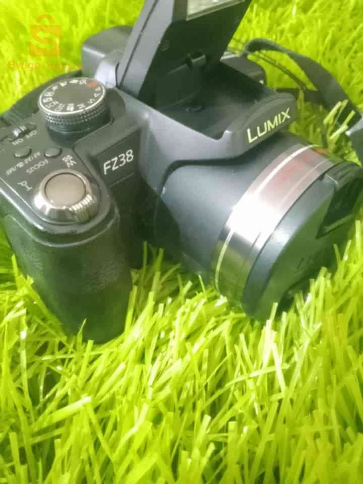 كاميرا lumix fz38.
كاميرا نقية وجديدة 9.5/10
يجي معاها شارجور اوريجينال + باطري + كرط مموار  + حزام
سعر مليون وستمية توصيل متوفر