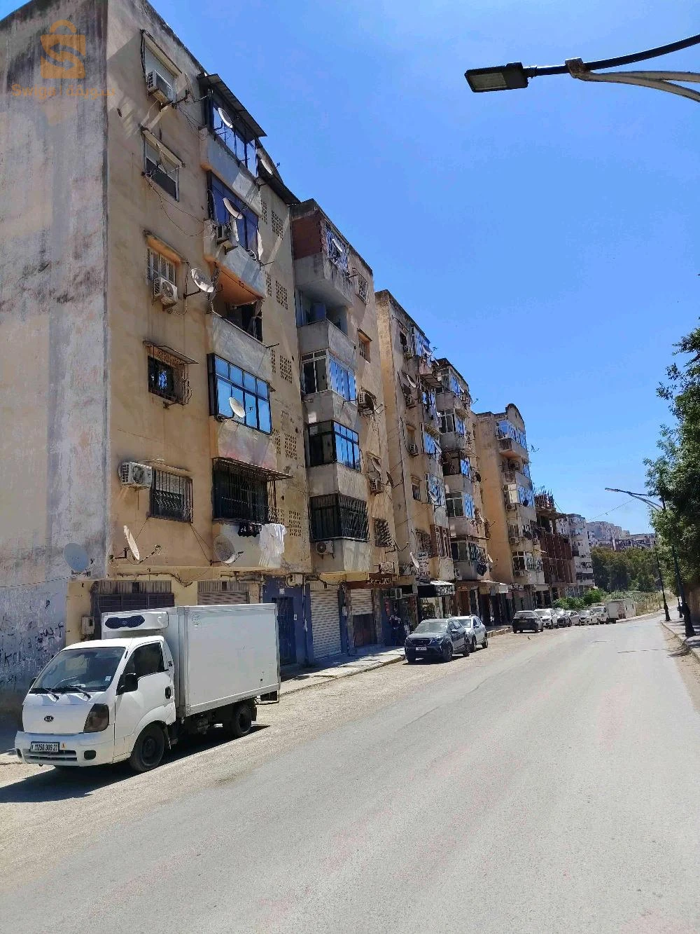شقة للبيع F 3  مساحة 78 متر الطابق 3 عندها وجهتين مع الطريق الرئيسي واد الوحش عمارة بن كنيو مع جميع الوثائق الملكية دفتر عقاري شهادة المطابقة للاستفسار 0662222428