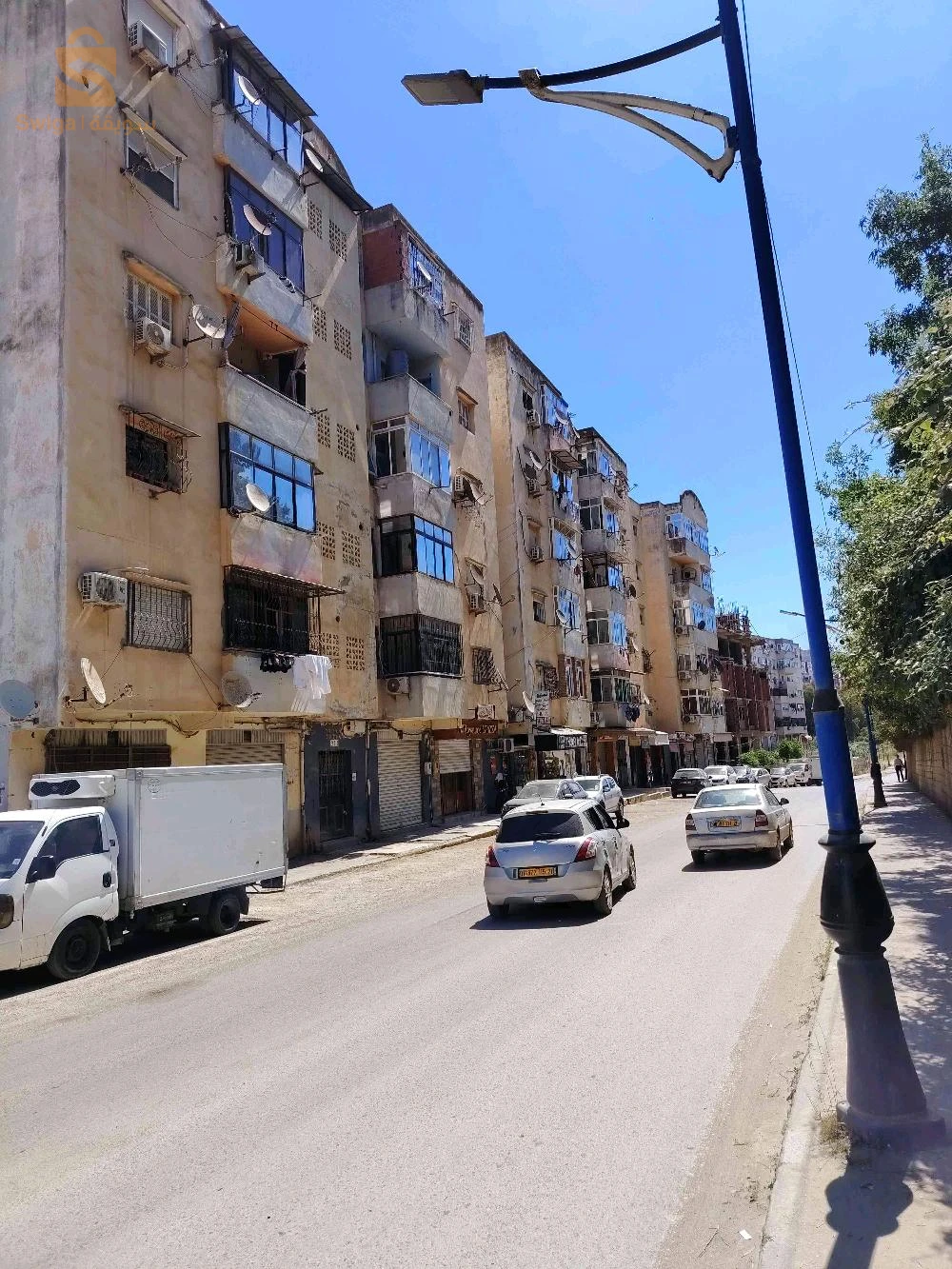 شقة للبيع F 3  مساحة 78 متر الطابق 3 عندها وجهتين مع الطريق الرئيسي واد الوحش عمارة بن كنيو مع جميع الوثائق الملكية دفتر عقاري شهادة المطابقة للاستفسار 0662222428