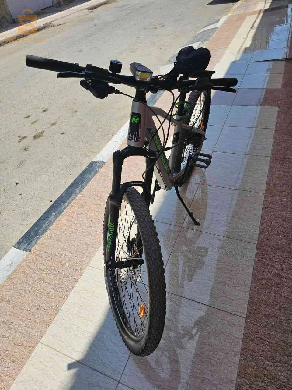 دراجة هوائية وكهربائي