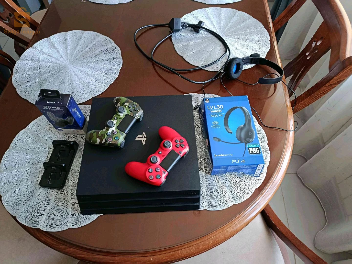 PS 4 pro online jami meftou7a + 4cd + casque + multi chrjeur+ Les cable التوصيل مجاني