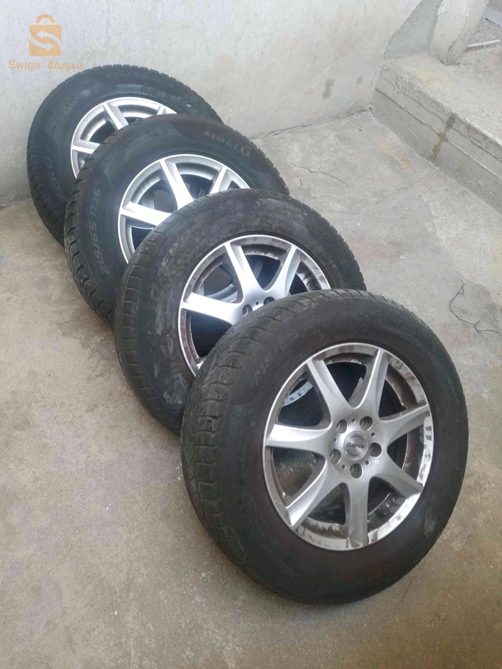 عجلات مع إطارات