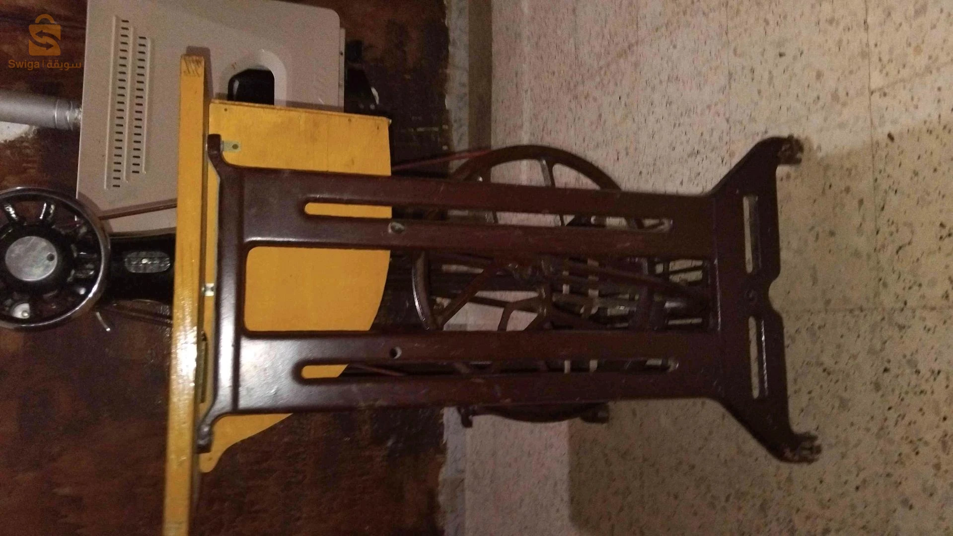 ماكينة خياطة سنجر بالرجل مع الطاولة