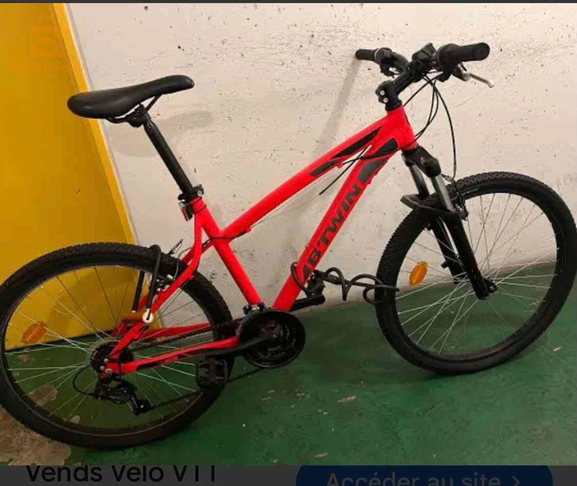 B'Twin Rockrider 340 de couleur orange vif.