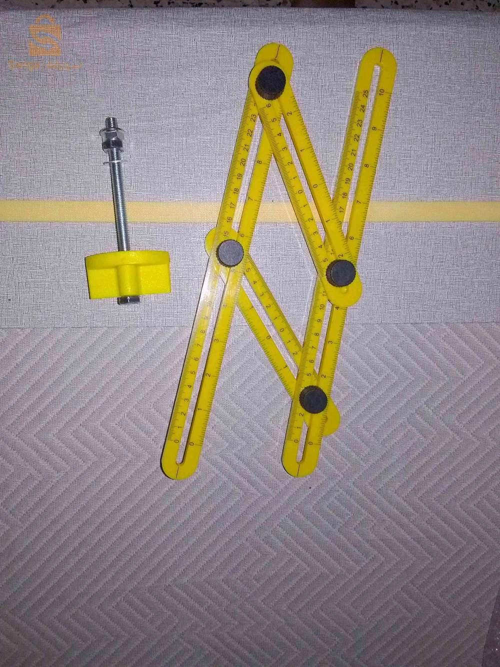 مسطرة قياس متعددة الزوايا (Multi-Angle Measuring Ruler)