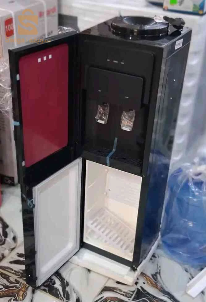 Fontaine d'eau CRISTOR
avec RÉFRIGÉRATEUR 
Chaud froid tiède 
Avec bouteille