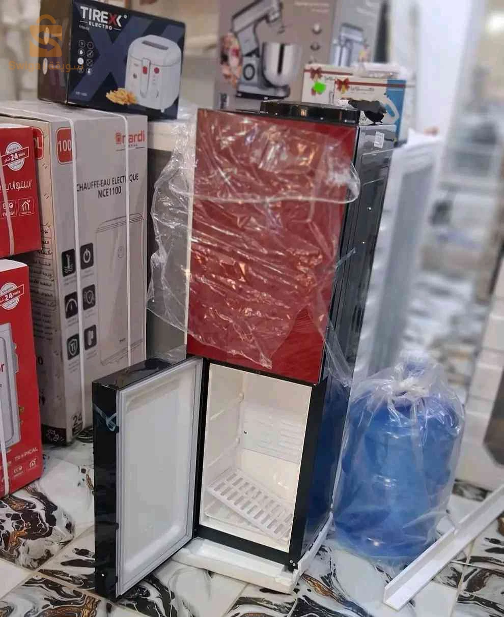 Fontaine d'eau CRISTOR
avec RÉFRIGÉRATEUR 
Chaud froid tiède 
Avec bouteille