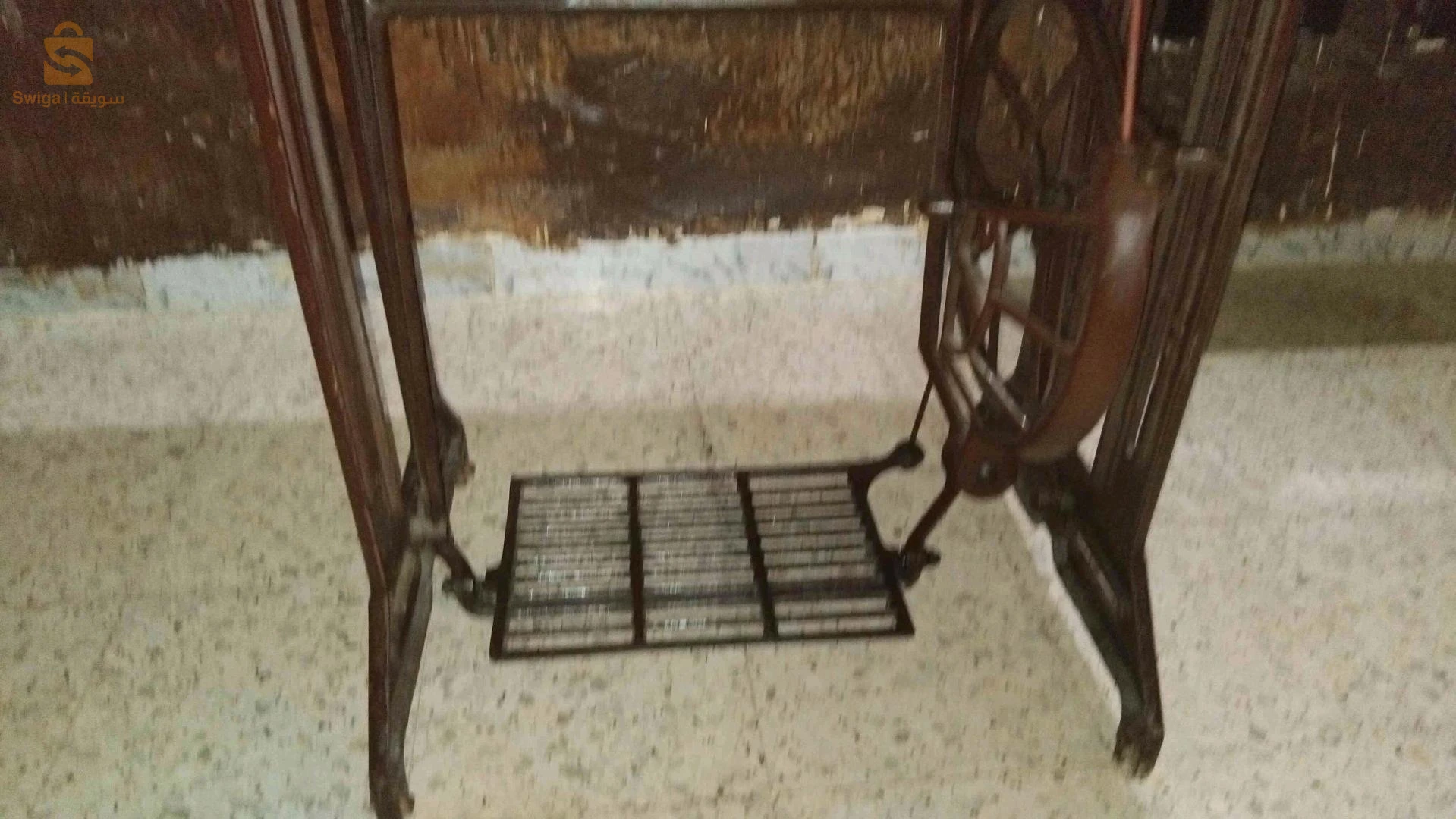 ماكينة خياطة سنجر بالرجل مع الطاولة