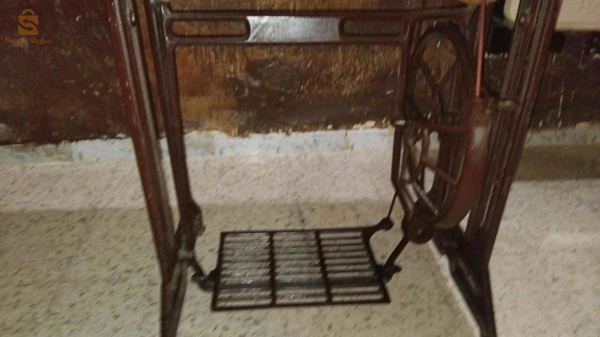 ماكينة خياطة سنجر بالرجل مع الطاولة