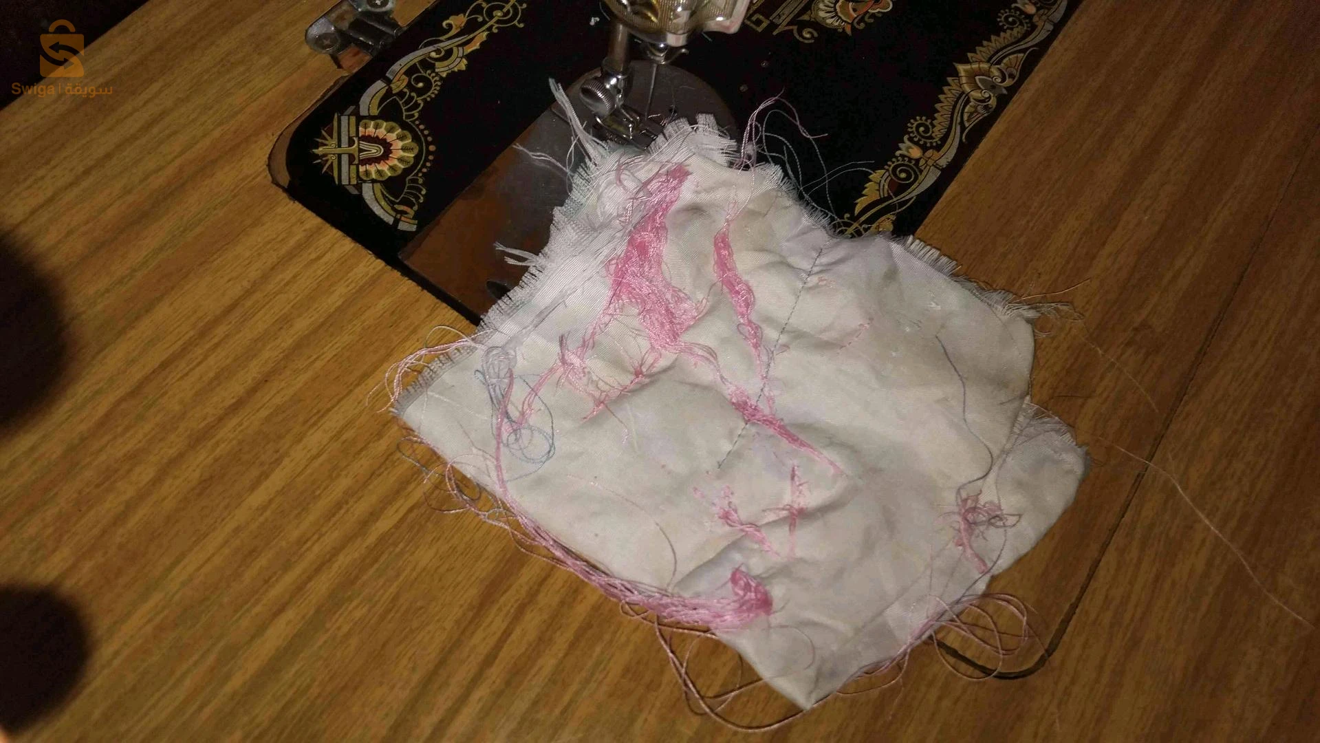 ماكينة خياطة سنجر بالرجل مع الطاولة