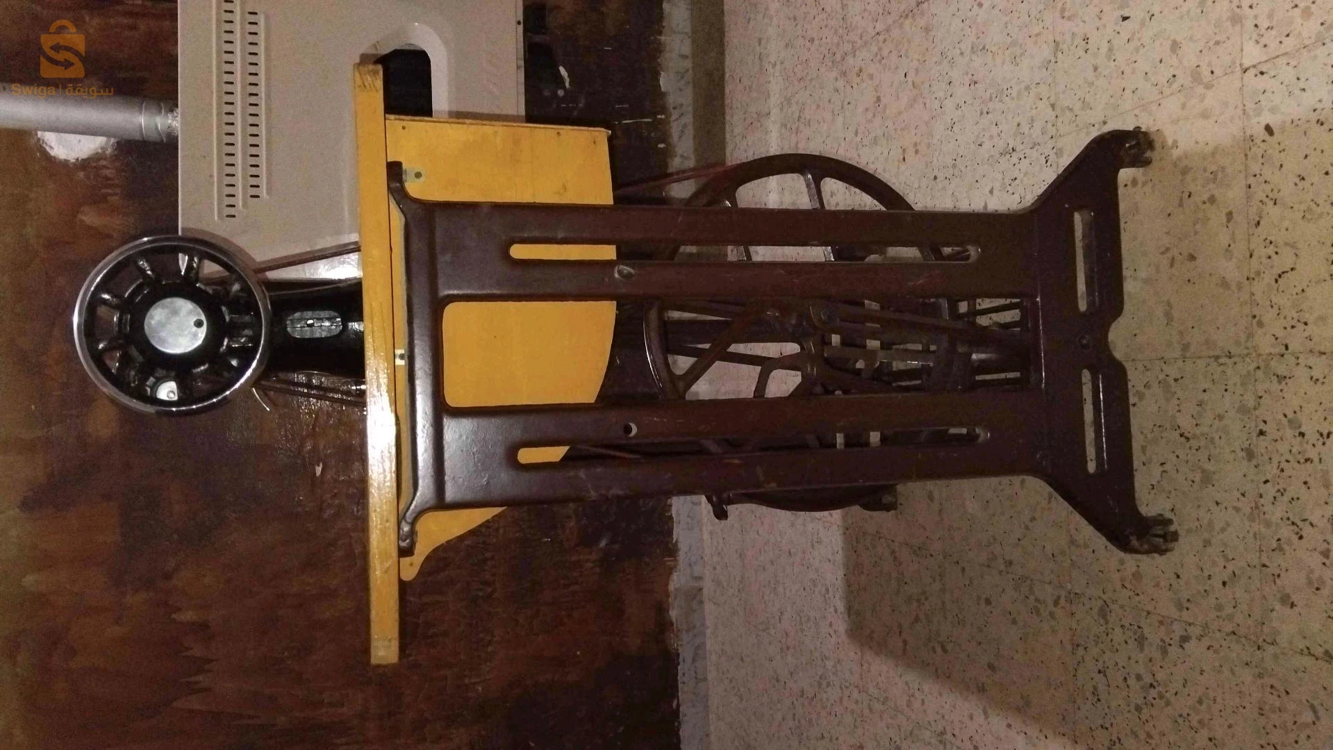 ماكينة خياطة سنجر بالرجل مع الطاولة