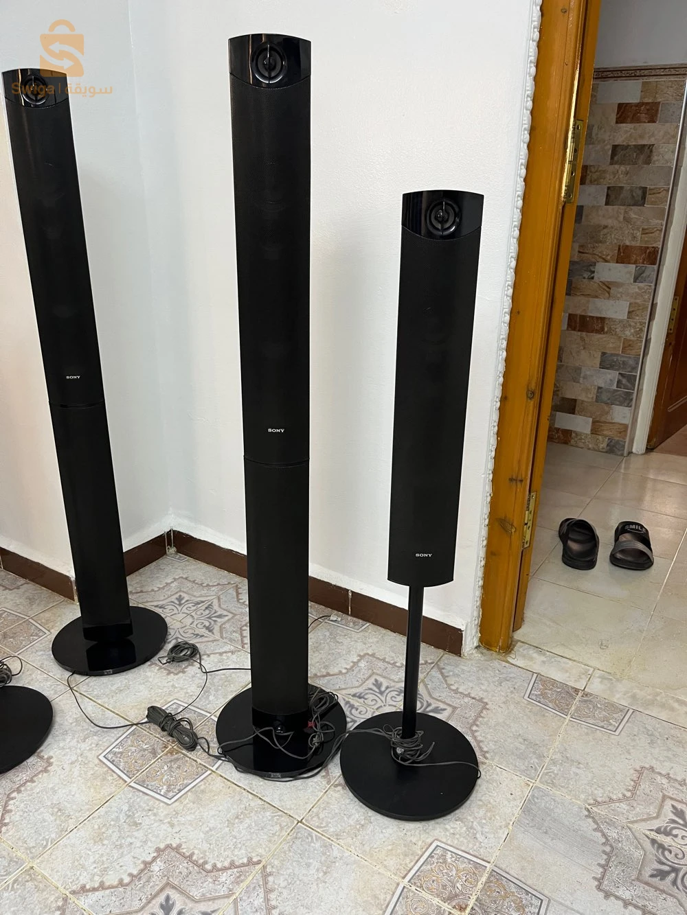 Le système de cinéma maison représenté est le Sony DAV-DZ840 (ou DAV-DZ840K/DAV-DZ840M), un ensemble audio vidéo 5.1.