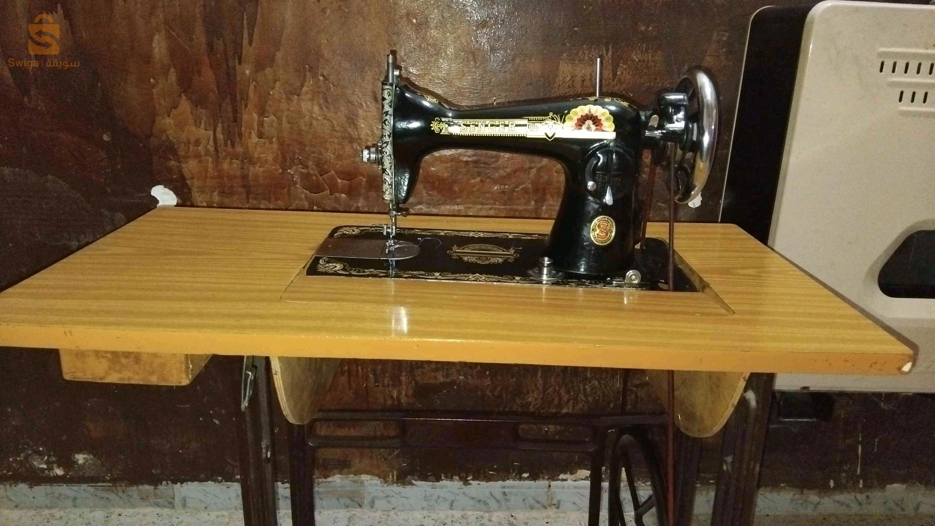 ماكينة خياطة سنجر بالرجل مع الطاولة