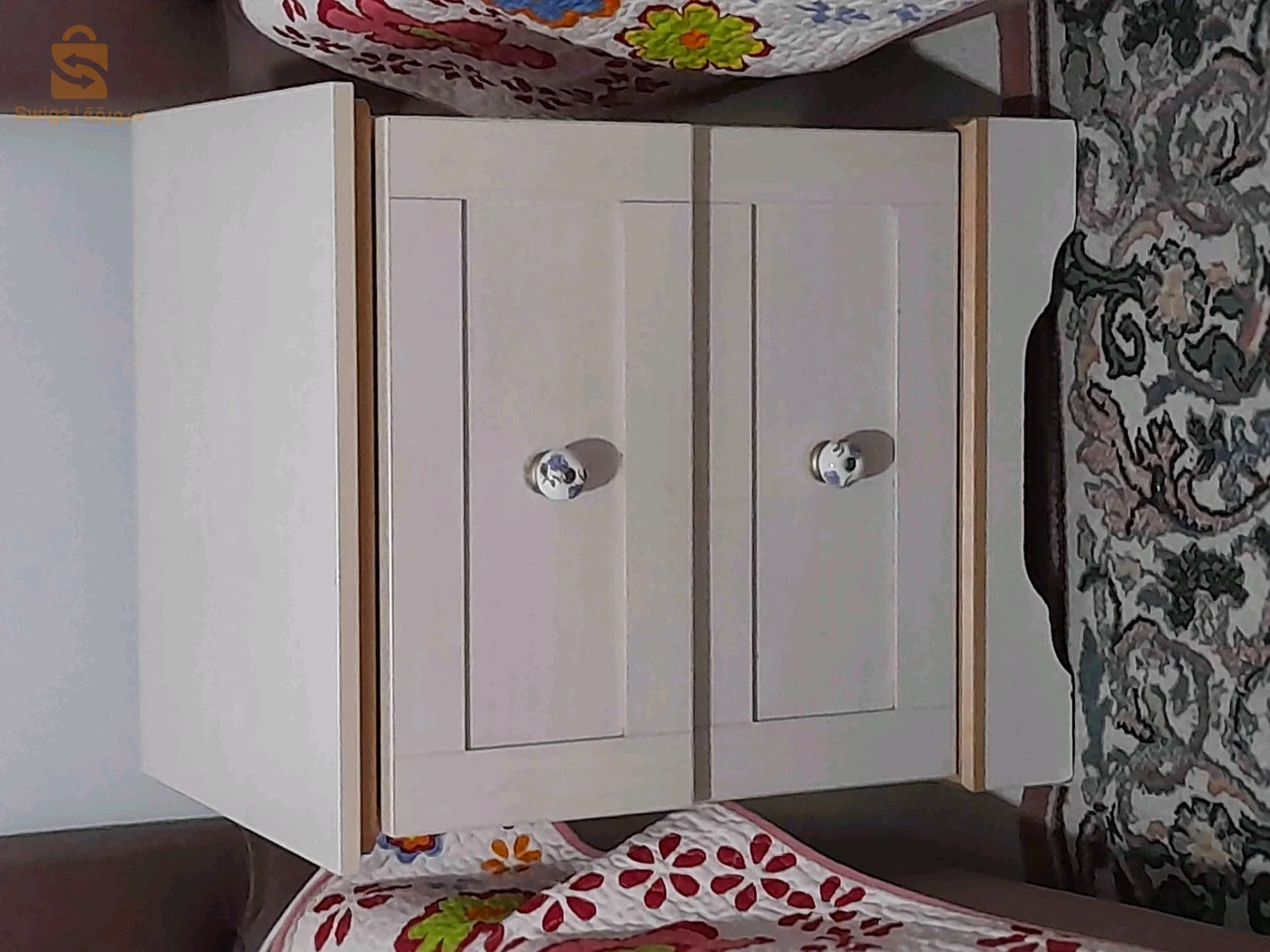 deux tables de nuit