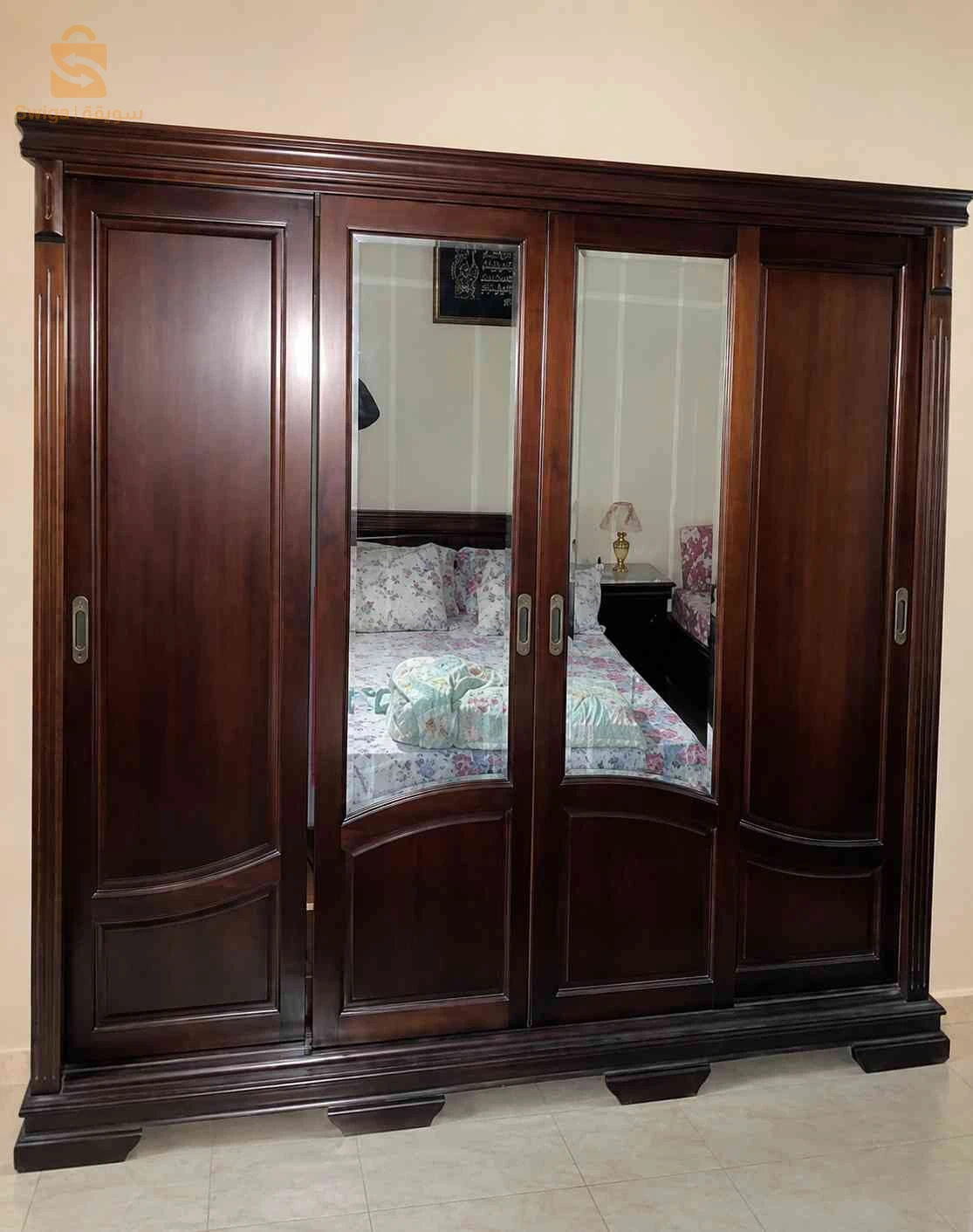 une armoire à vêtements